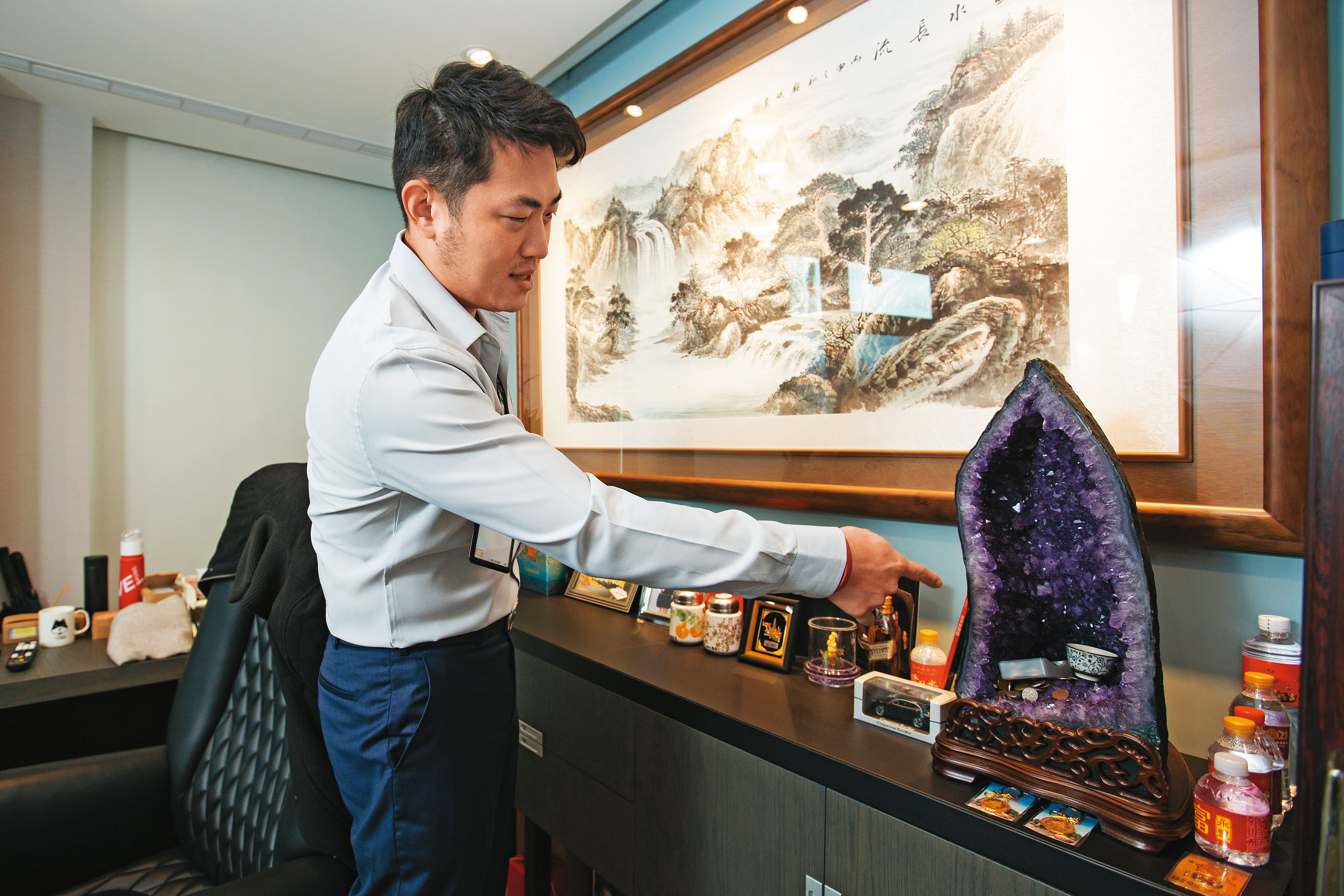 雖然才40歲，林傳凱也頗信風水擺設，辦公室內有水晶洞、山水圖等開運飾品。