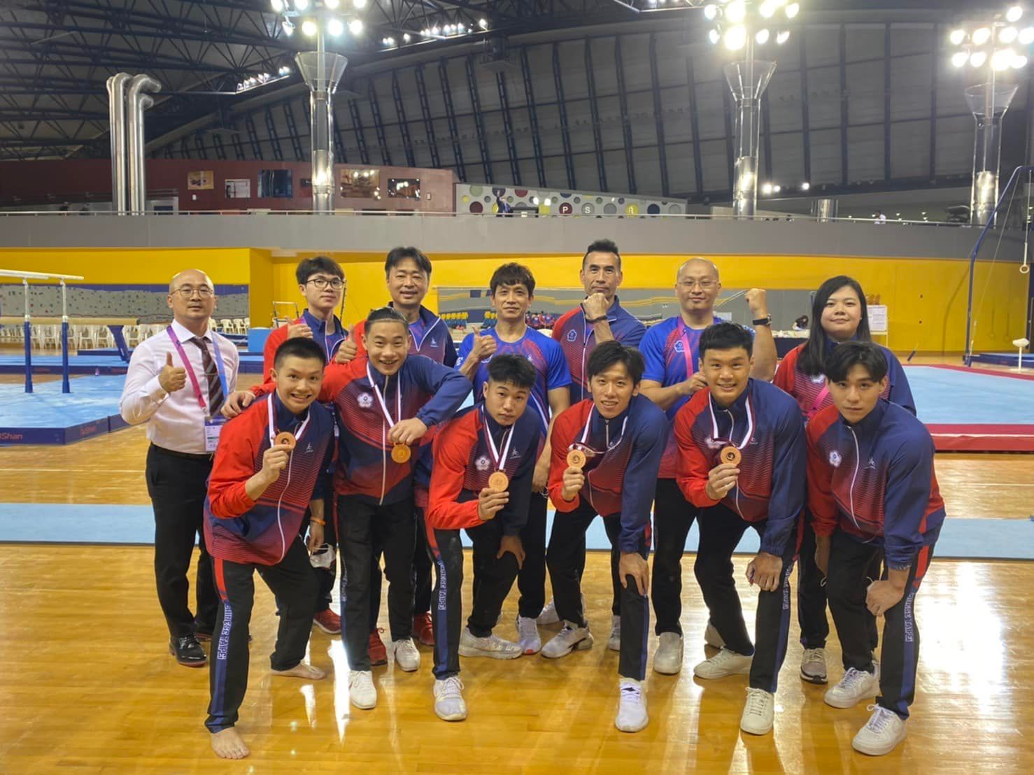 台灣體操男子成隊在卡達亞錦賽奪得銅牌，確定拿下英國世錦賽的入場券。（翻攝自林育信臉書）