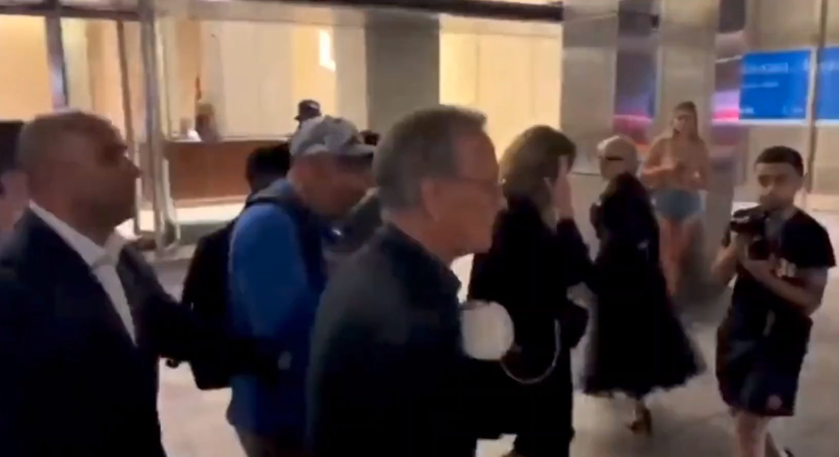 湯姆漢克斯與愛妻離開餐廳時，受到不少粉絲推擠，害老婆差點摔跤。（翻攝自推特）