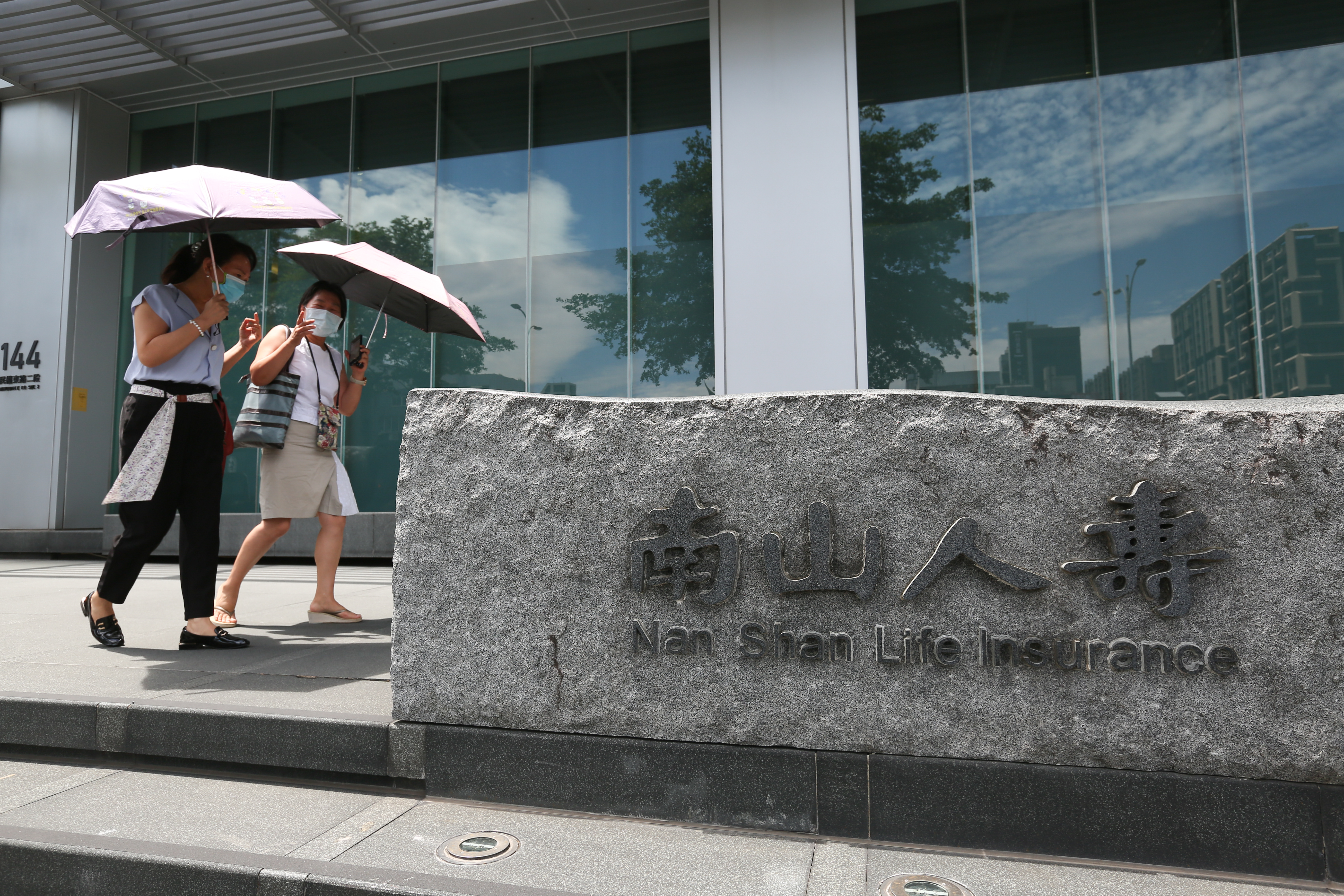 國外疫情不明朗，目前剩一家壽險公司仍有銷售海外突發疾病險。