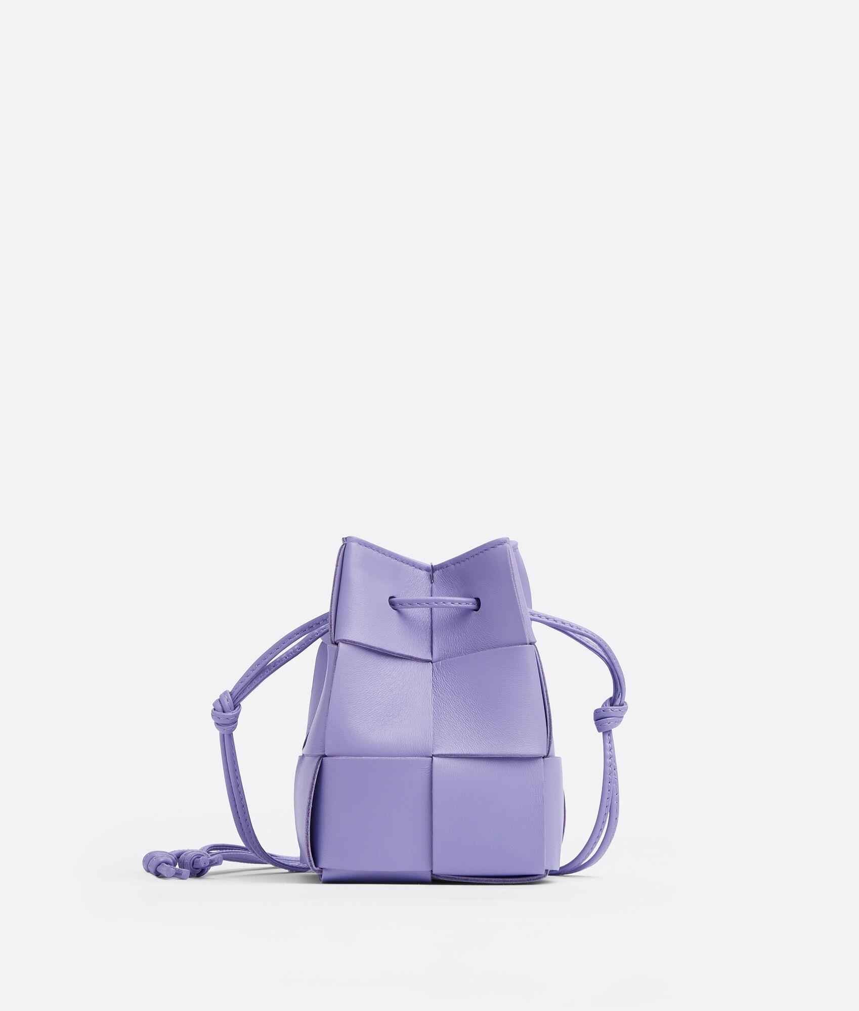 Cassette紫藤色編織水桶包。NT$30,000(BOTTEGA VENETA提供)