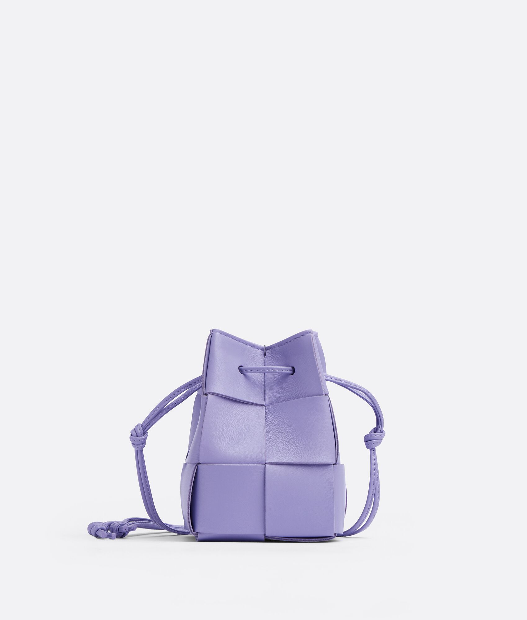 Cassette紫藤色編織水桶包。NT$30,000(BOTTEGA VENETA提供)