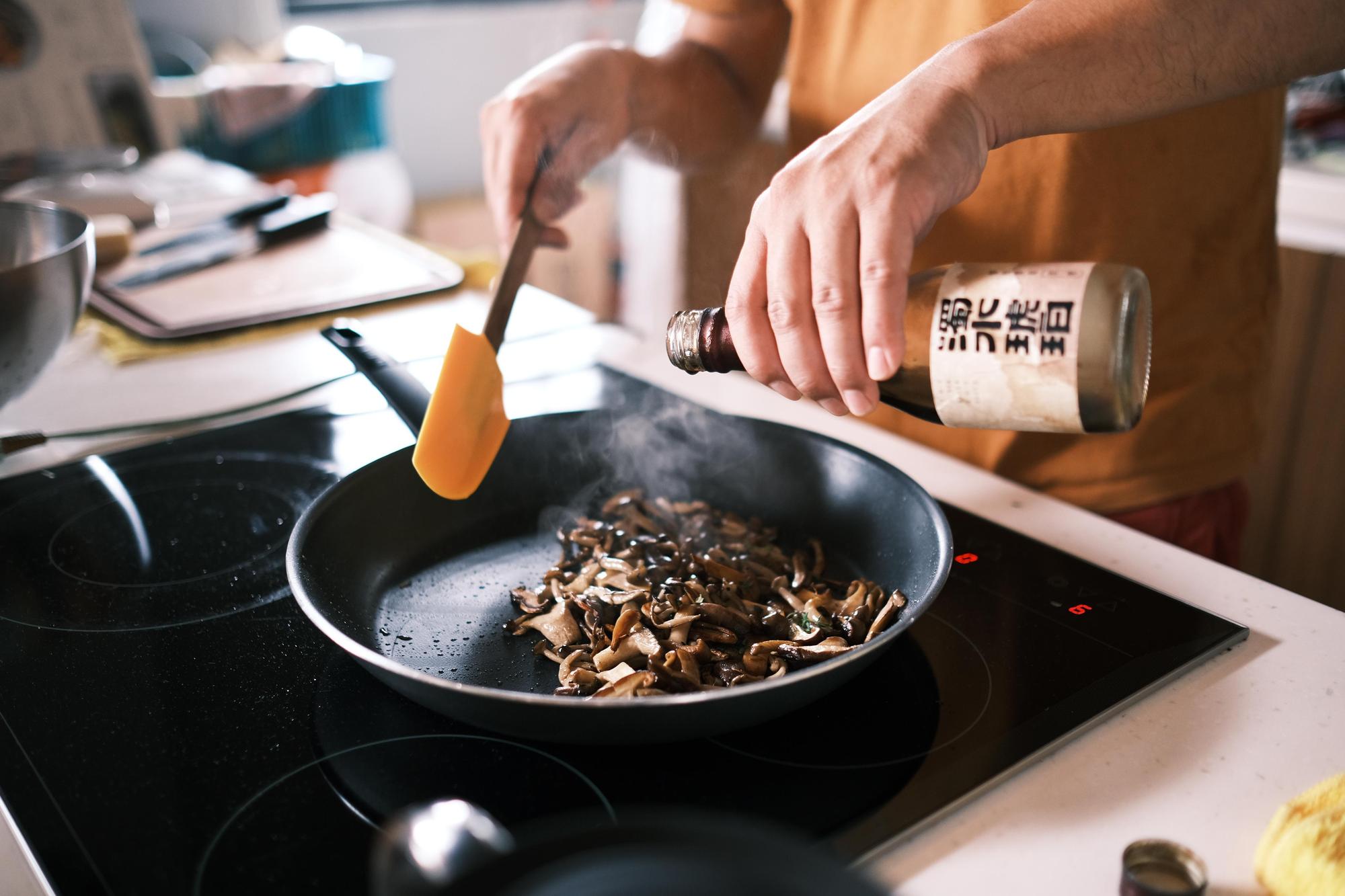 寄生草餐桌料理會使用謝宜澂自家釀製的柴燒黑豆醬油入菜。（雲林100種生活提供）