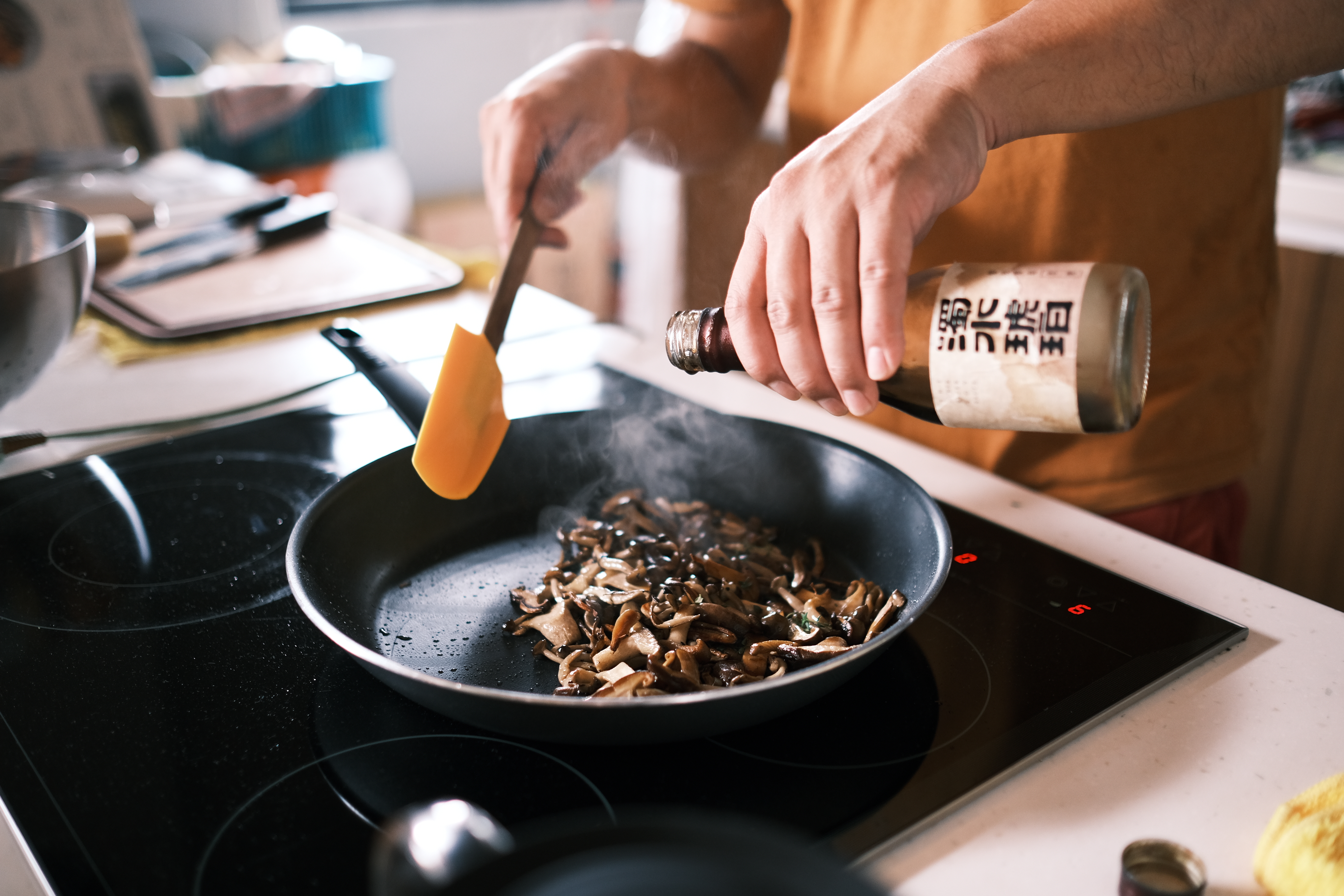 寄生草餐桌料理會使用謝宜澂自家釀製的柴燒黑豆醬油入菜。(雲林100種生活提供)