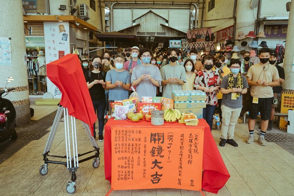 導演潘客印（前排左三）帶領主要演員與工作人員祈求拍攝順利。（高雄電影節提供）