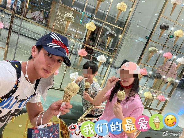吳尊帶著一雙兒女外出放風。（翻攝吳尊微博）
