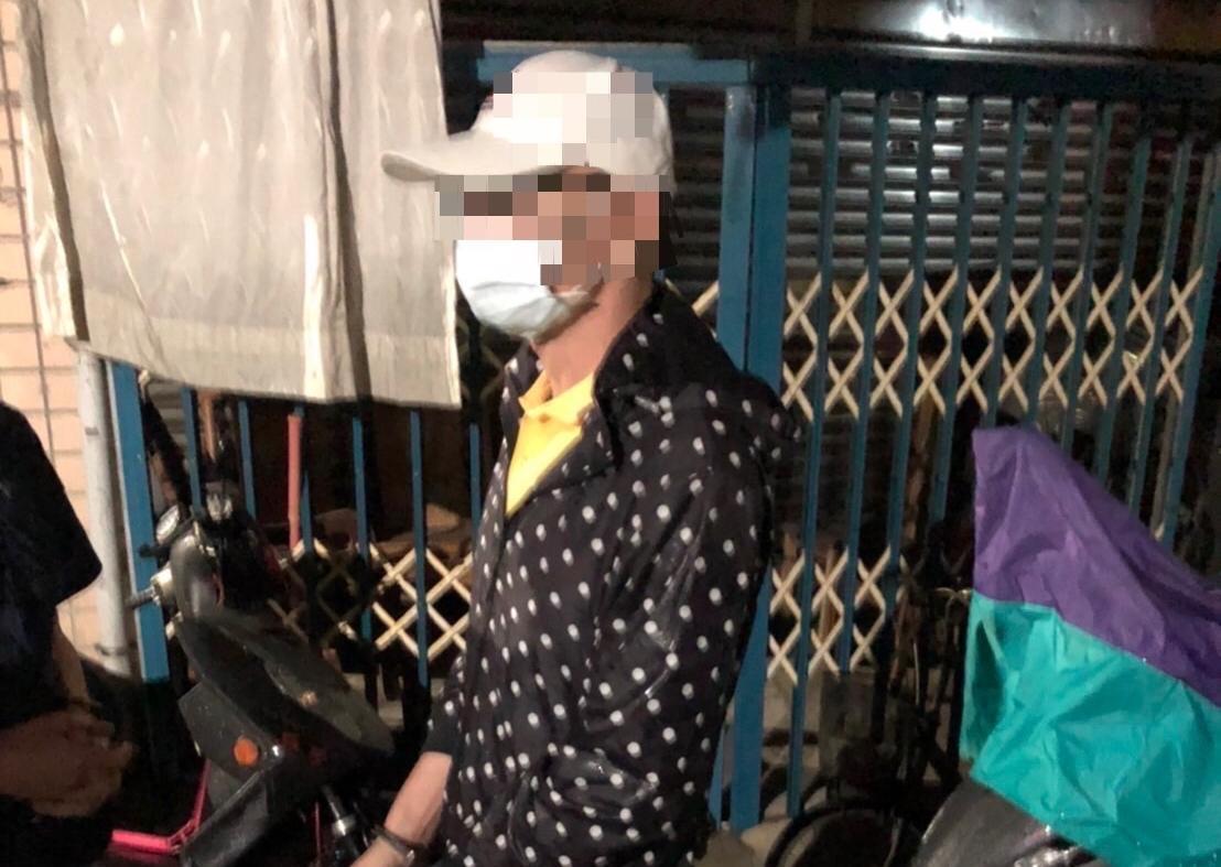 鄭男身揹3條竊盜通緝,藏匿空屋並靠偷竊維生。(翻攝畫面)