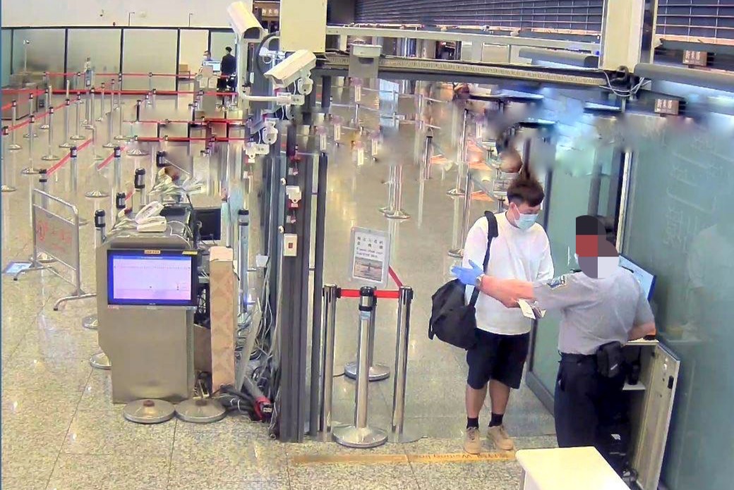 王男最後穿白衣劃位後搭機離台。（翻攝畫面）