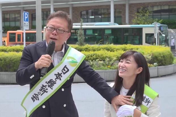 日本前東京都知事，亂摸女候選人胸部影片曝光！網友激憤大罵「癡漢」。（翻自推特）