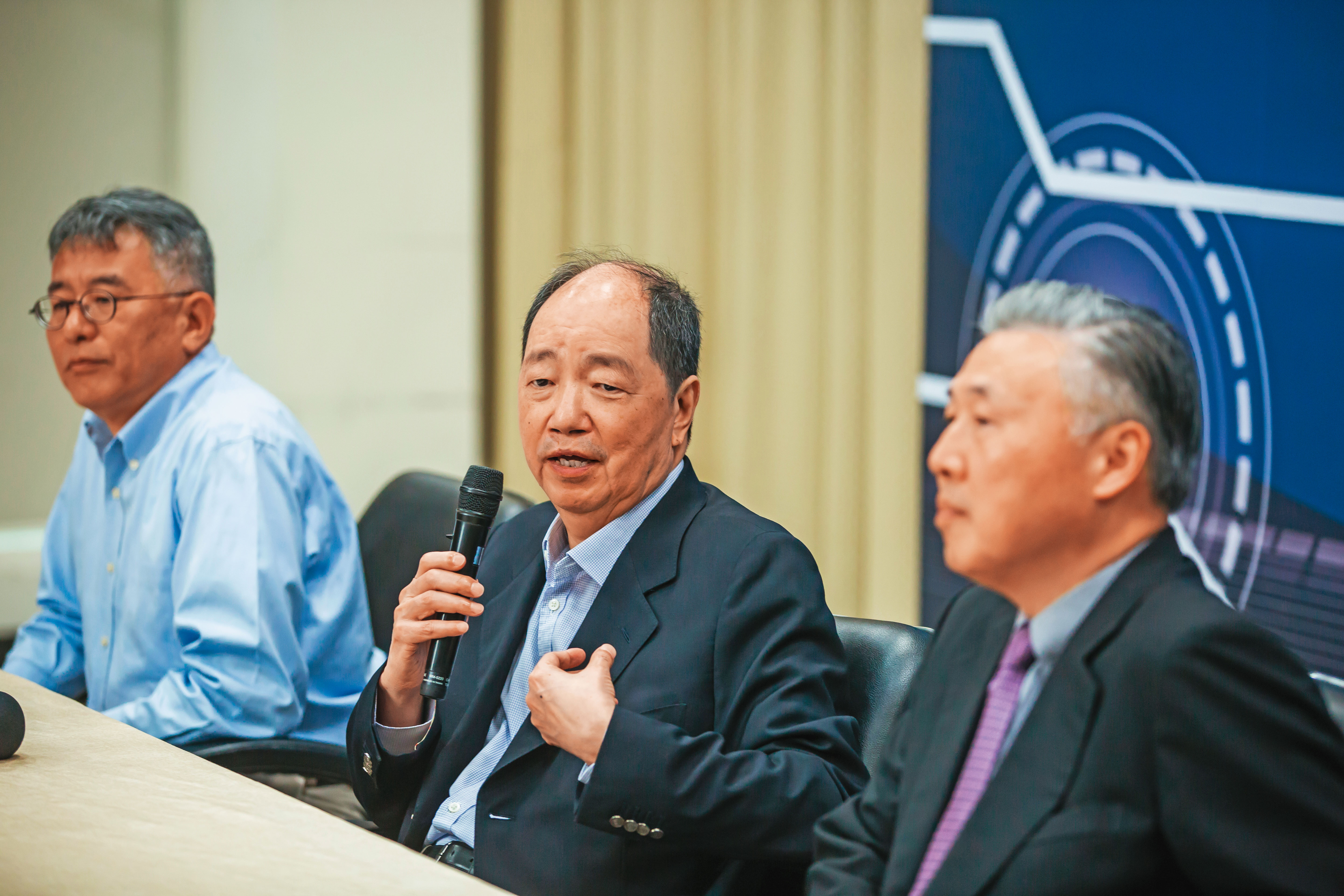 IC封測廠日月光5月營收再創歷年同期新高,法人認為,封測族群仍具長線利多題材。(圖中為董事長張虔生)