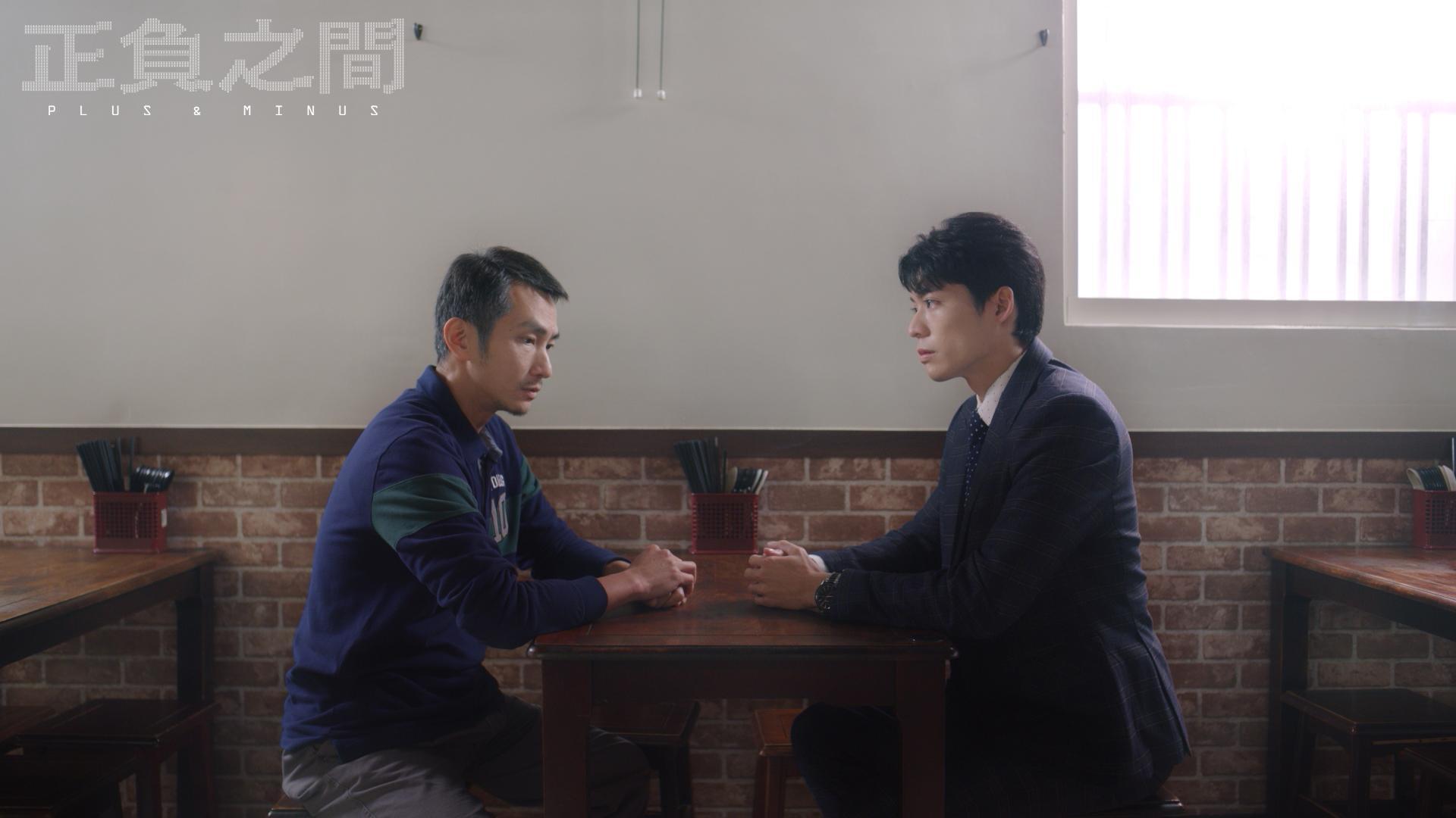 鄭則守與鄭爸將與鄭爸促膝長談。(CATCHPLAY提供)