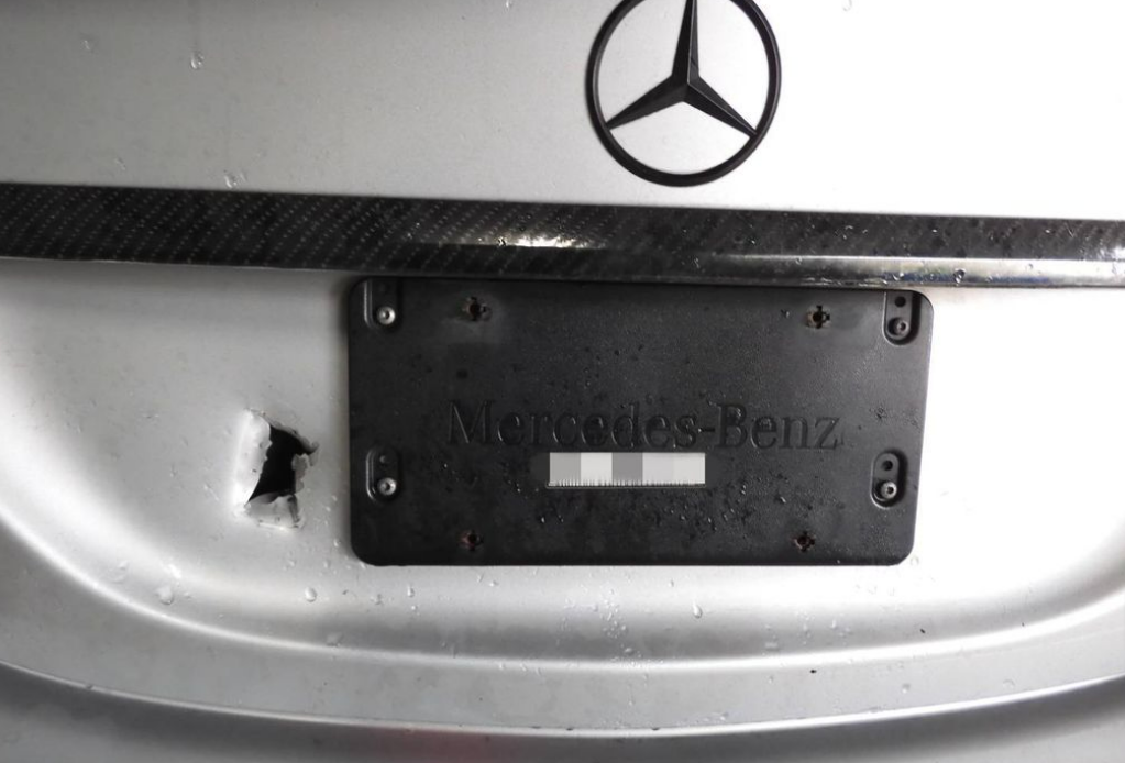 車主直至返家後才發現車尾有彈孔痕跡。（翻攝畫面）
