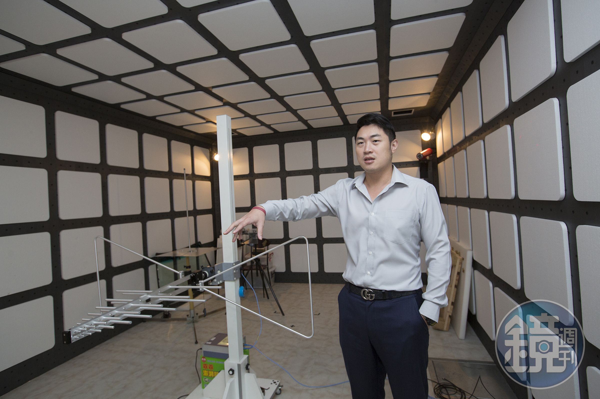 汽車電腦會受電子設備電磁波干擾，政府規定要做測試，林傳凱直接在辦公室內蓋了一間實驗室，研發過程可以先找出問題除錯。