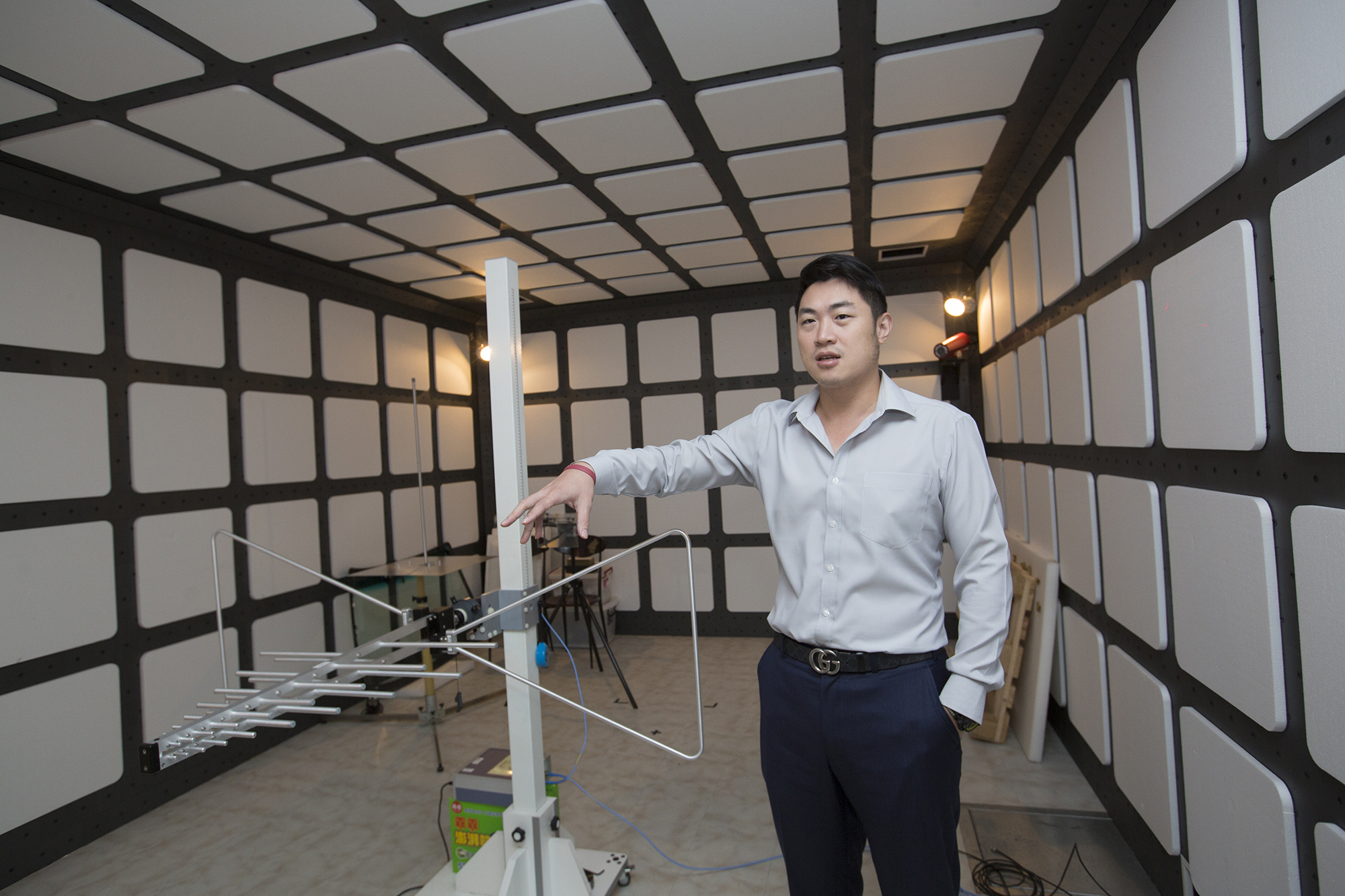 汽車電腦會受電子設備電磁波干擾，政府規定要做測試，林傳凱直接在辦公室內蓋了一間實驗室，研發過程可以先找出問題除錯。