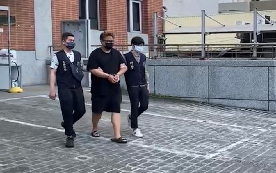 警方循線逮捕靠PS5詐欺吸金的張姓男子。（翻攝畫面）