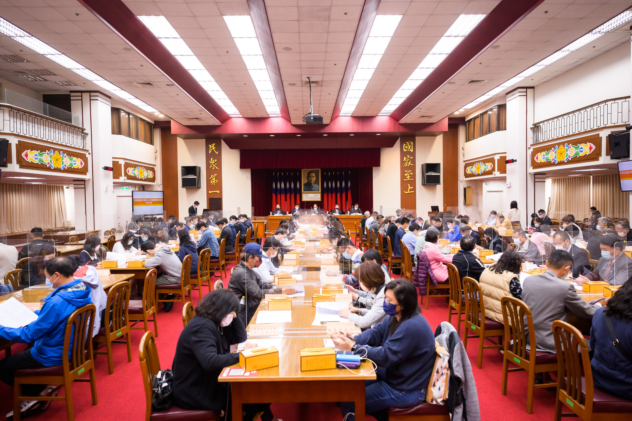 「中華民國各界慶祝111年國慶籌備委員會」第1次常務委員會議。（立法院提供）