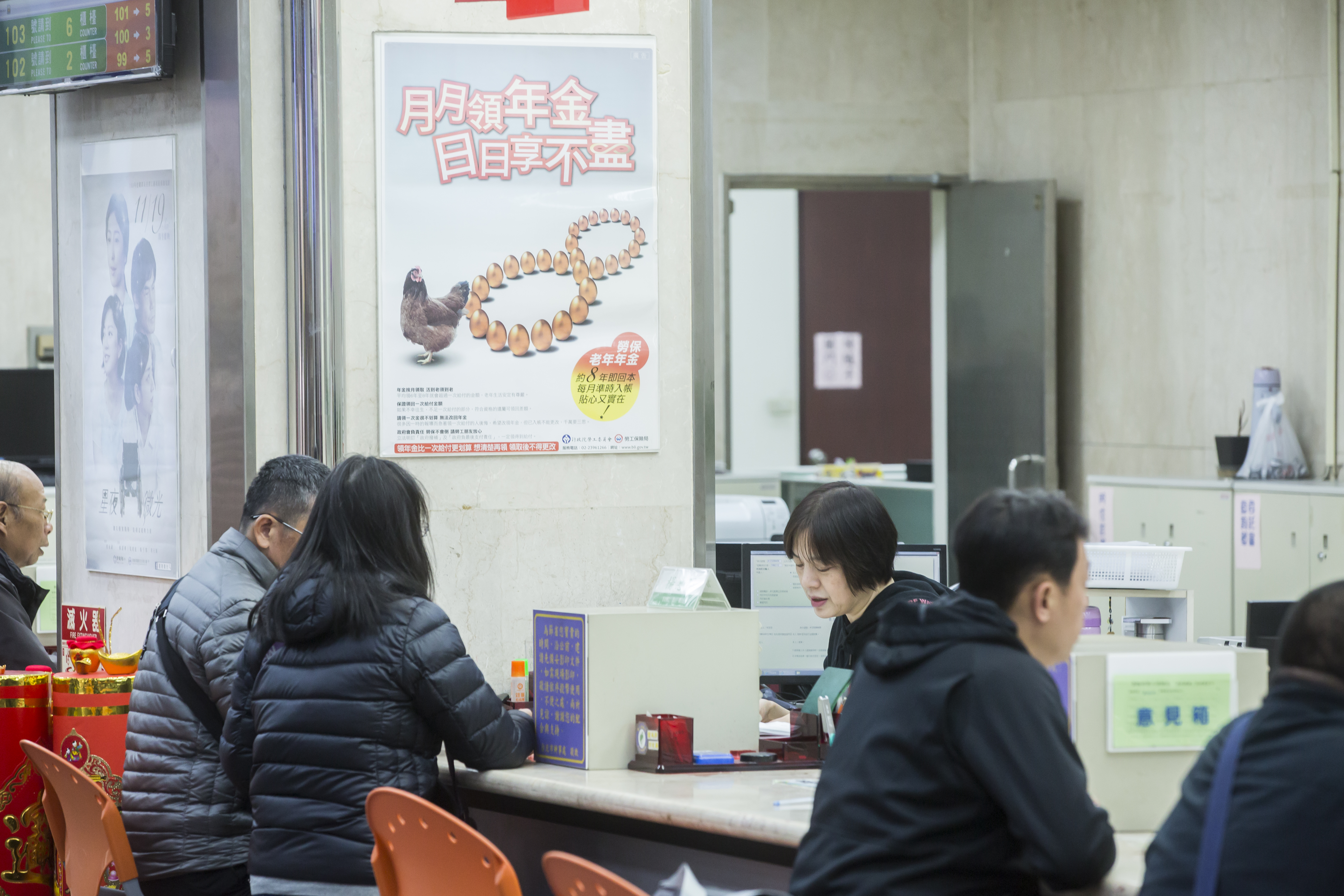 勞保老年年金晚5年領，每個月退休金有望多2成。