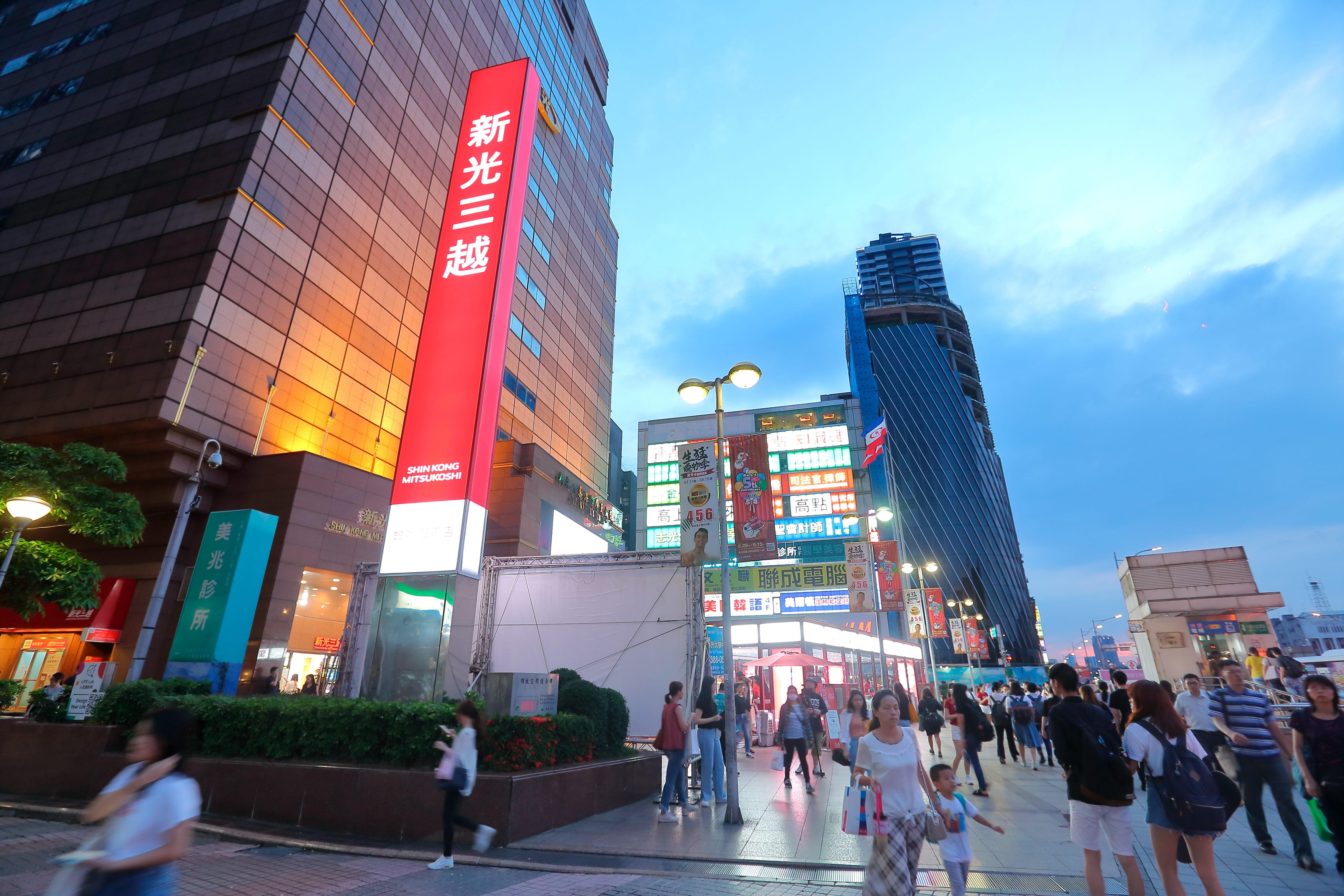 新光三越今天改選董事長由日方續任，副董仍難產。