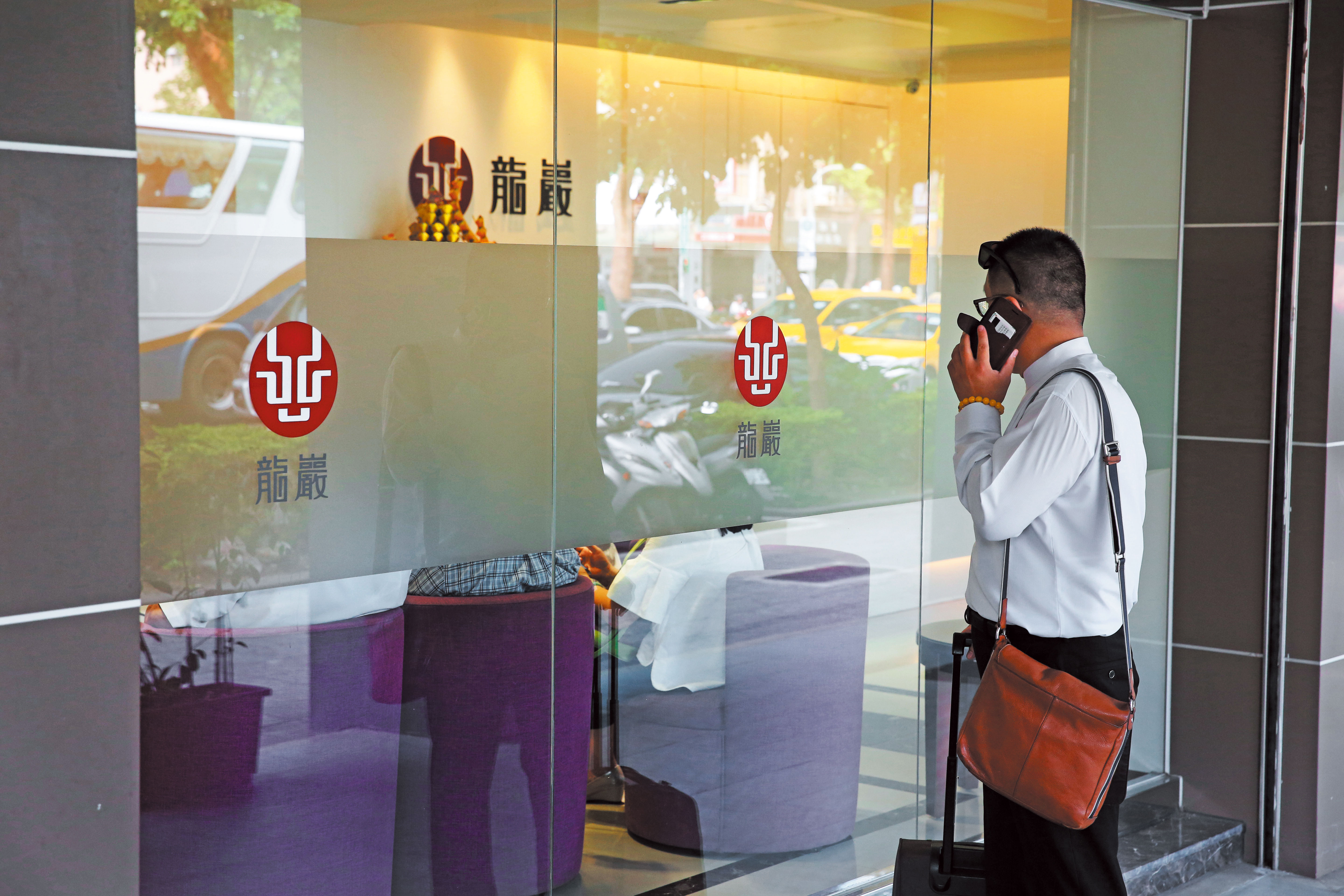 龍巖賣過「光之系列」靈骨塔的業務員，夾在公司與顧客間，處境堪憐。圖非當事人。