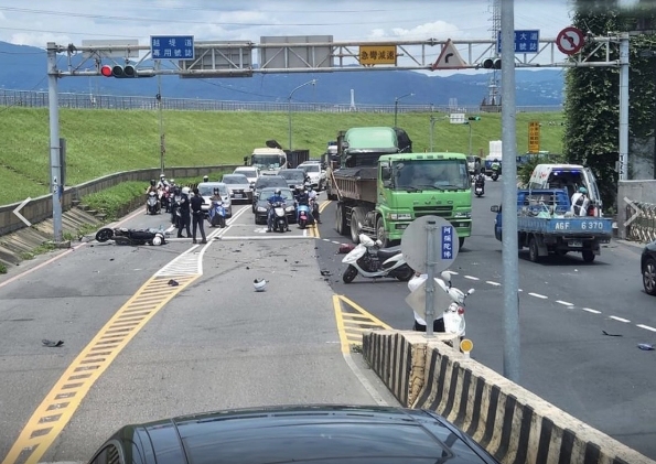 蘆洲環堤大道二號越堤道口又發生死亡車禍，2機車騎士對撞，其中重機騎士傷重身亡。（翻攝 記者爆料網）