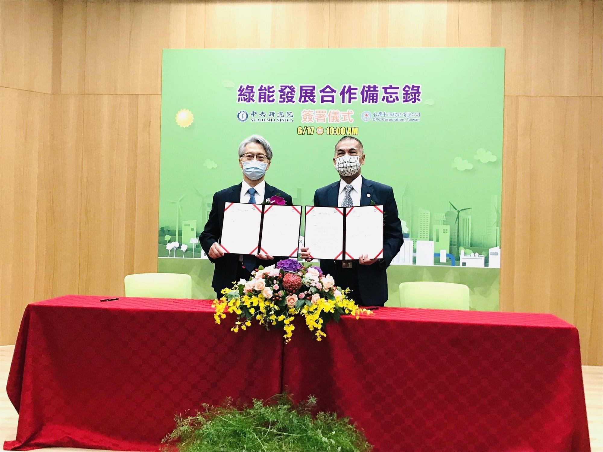 中研院院長廖俊智和台灣中油董事長李順欽共同簽署合作備忘錄，雙方希望一起為我國綠能與減碳科技的推動開創新局。（台灣中油提供）