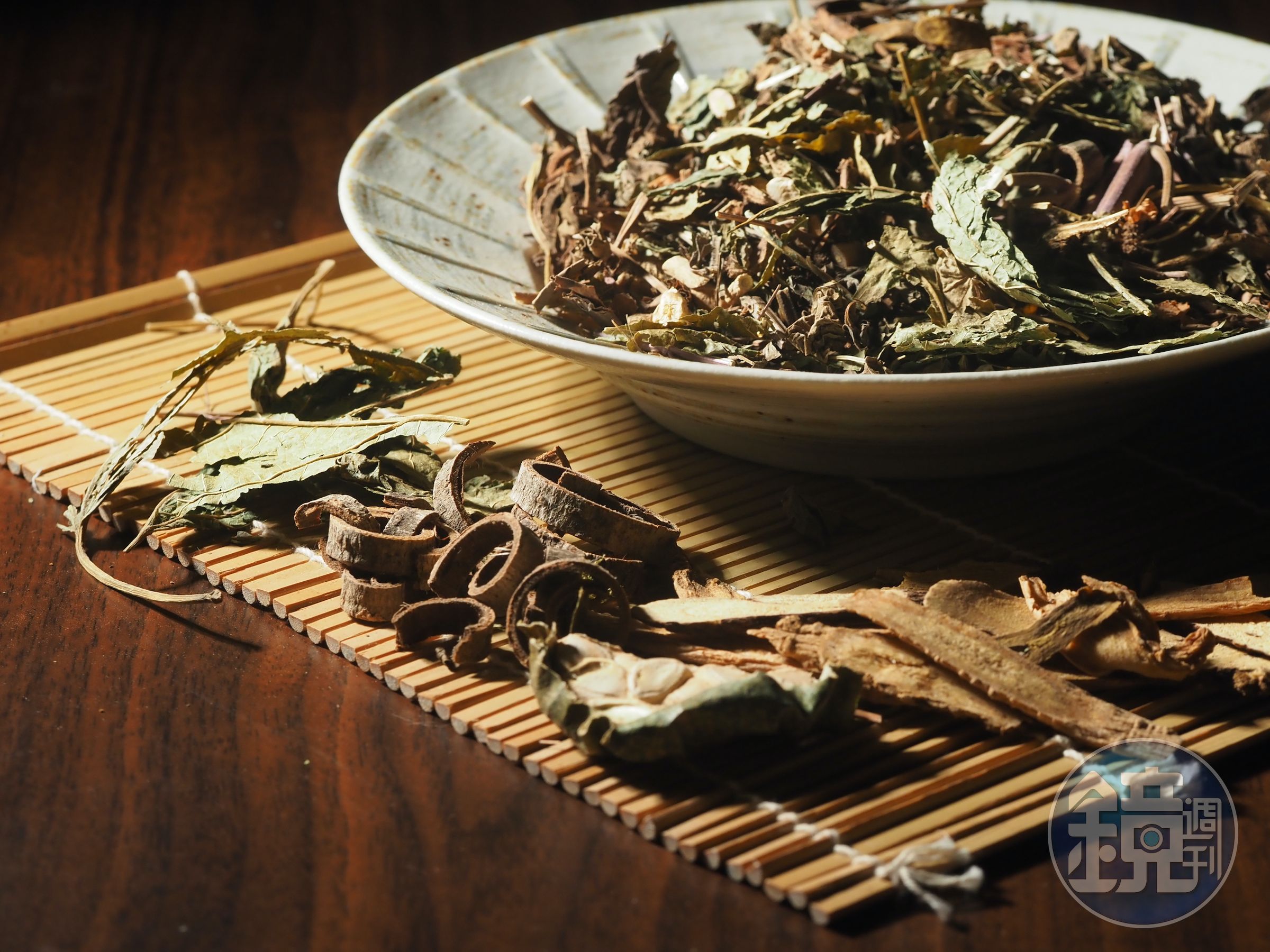 夏天到了，煮鍋防疫茶放冰箱是個好主意，但除了清冠一號，還有什麼是一般人可以輕鬆取得的不傷身選項呢？