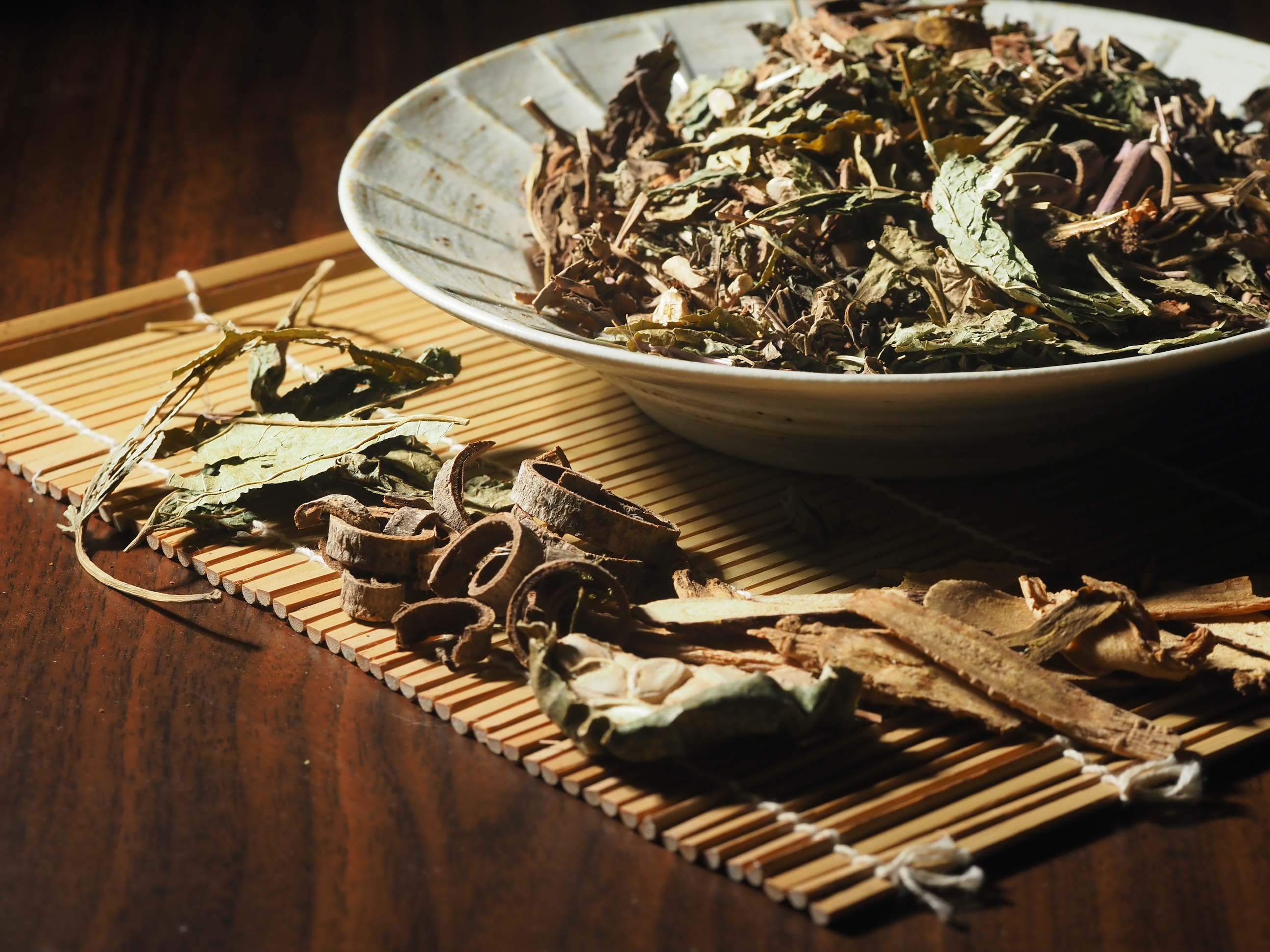 夏天到了，煮鍋防疫茶放冰箱是個好主意，但除了清冠一號，還有什麼是一般人可以輕鬆取得的不傷身選項呢？