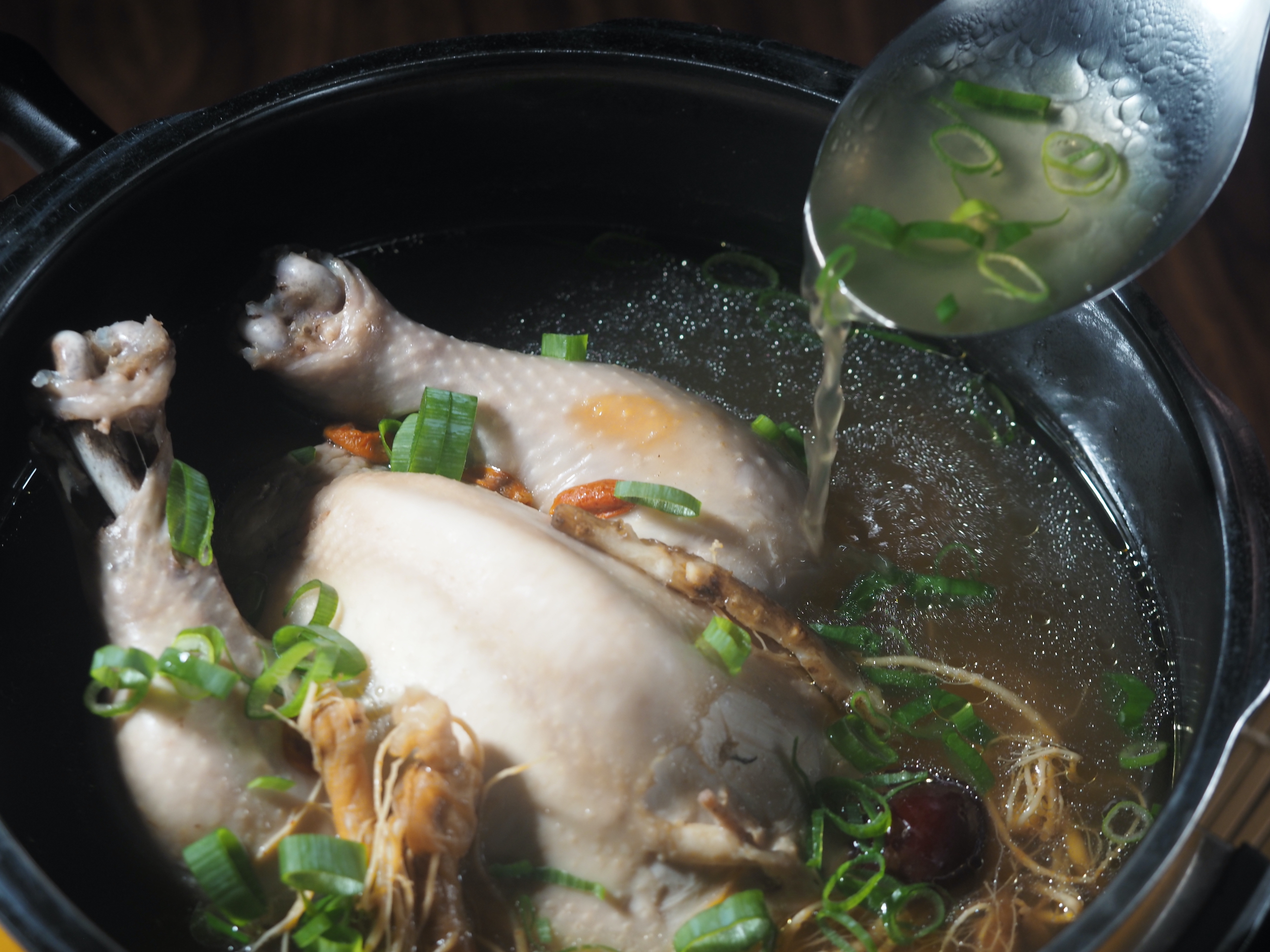 滋味清爽的人參雞，能補氣活血強化免疫力，很符合「冬病夏治」的食療觀念。