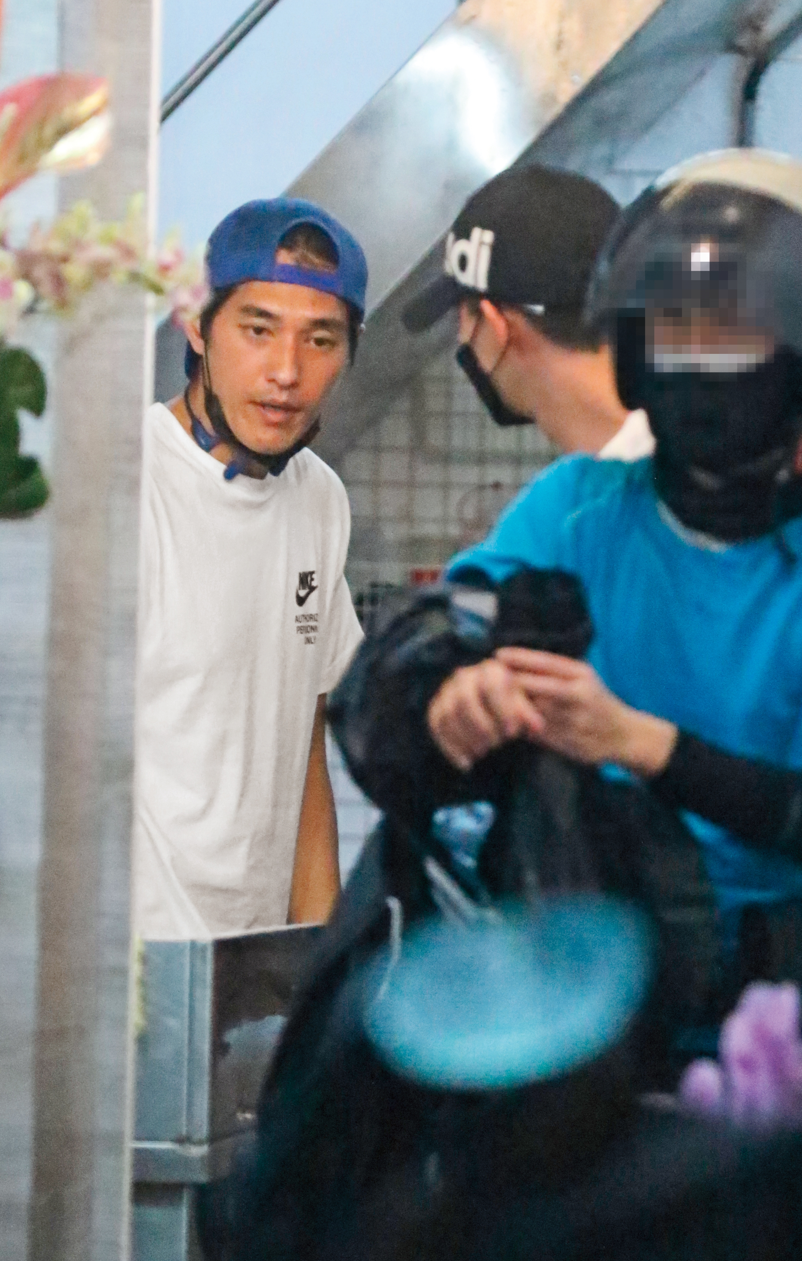 6/11 22：53 藍正龍（左）現身樂華夜市鹹酥雞店，暢聊敘舊許久，直到近11點，終於依依不捨走出店門。