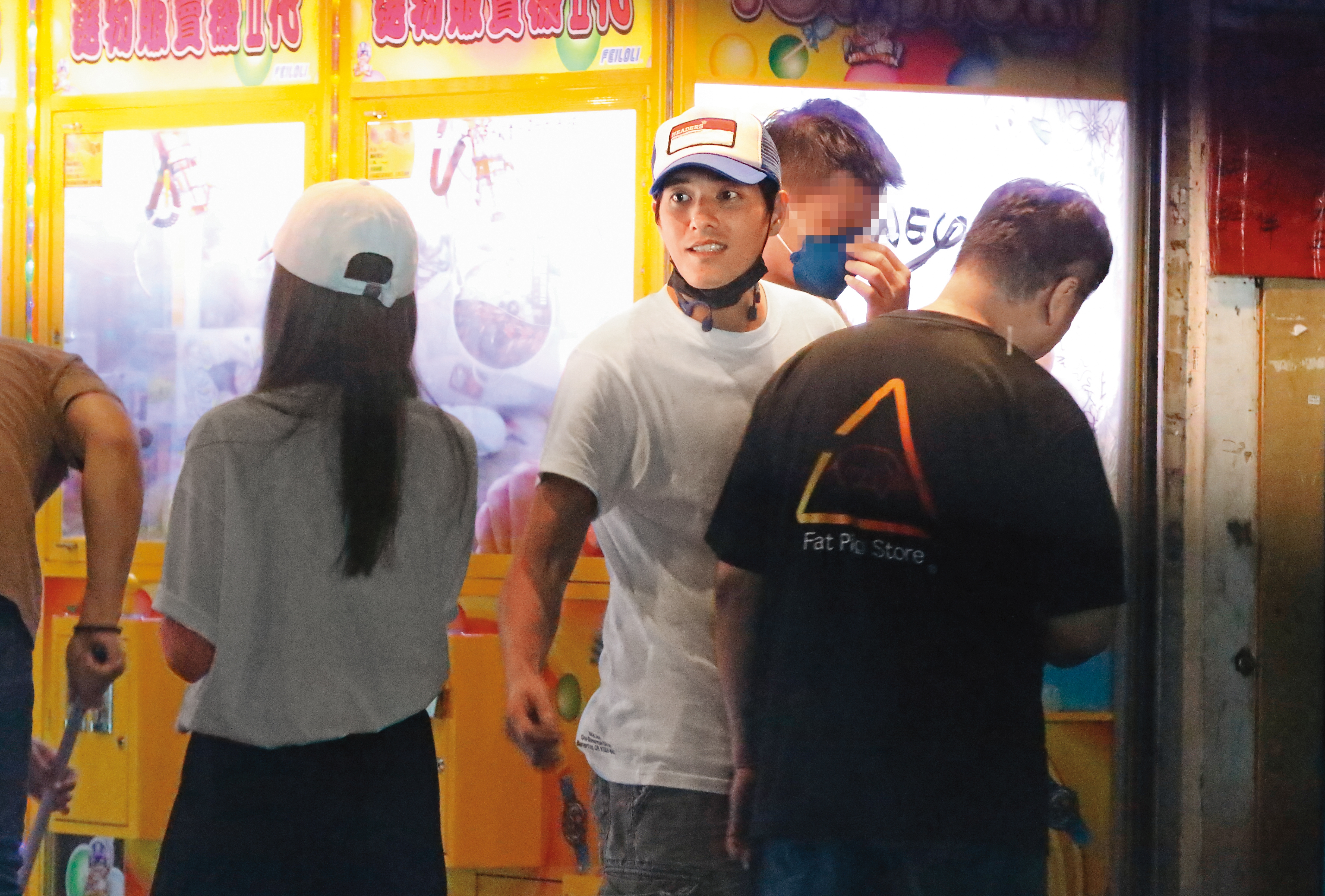 6/12 01:05 藍正龍一行人在店外，似乎討論著要去哪裡續攤。