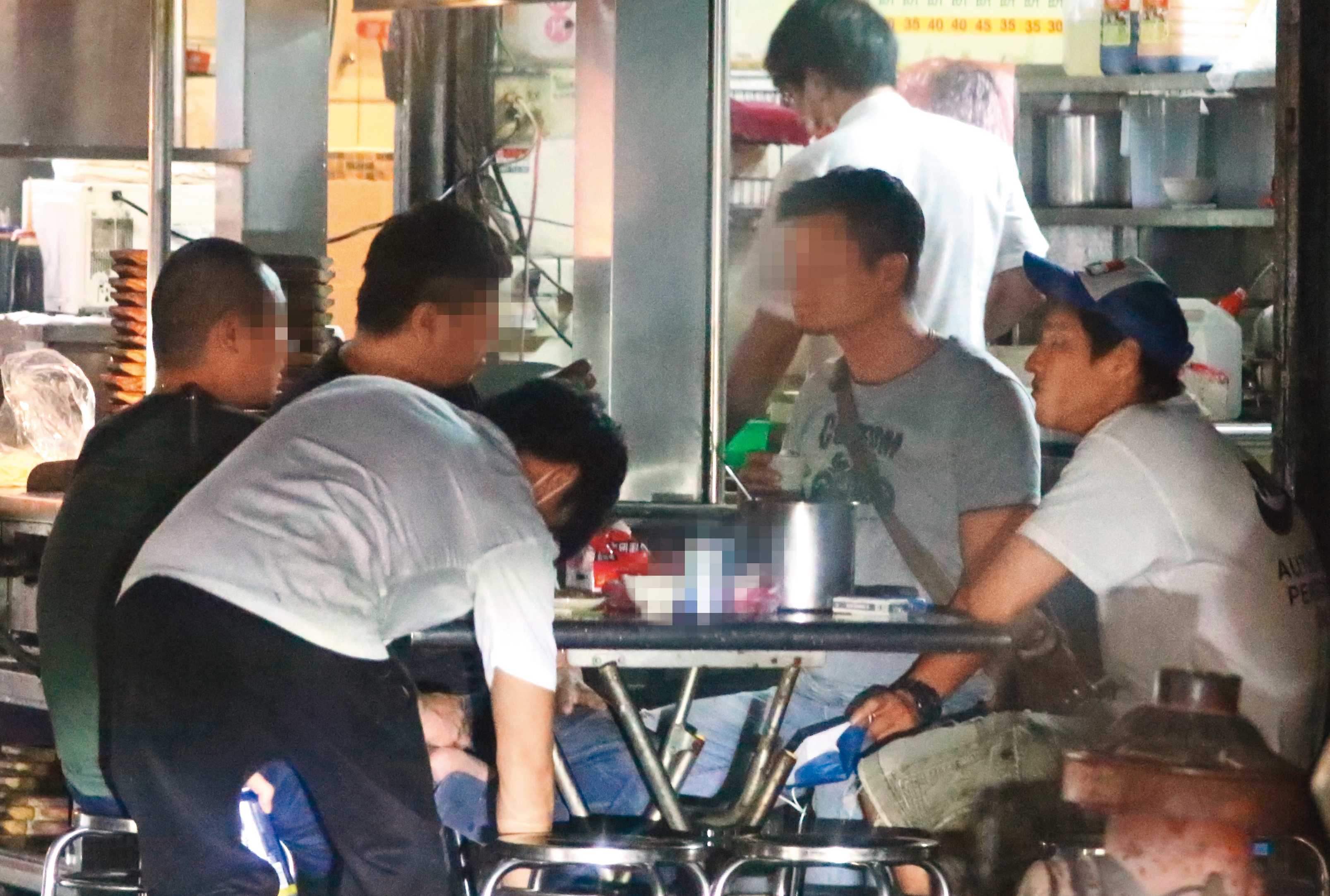 6/12 01：16 藍正龍與友人最後在深夜的早餐店落腳，寧可擠一桌，也要熱鬧續聊。