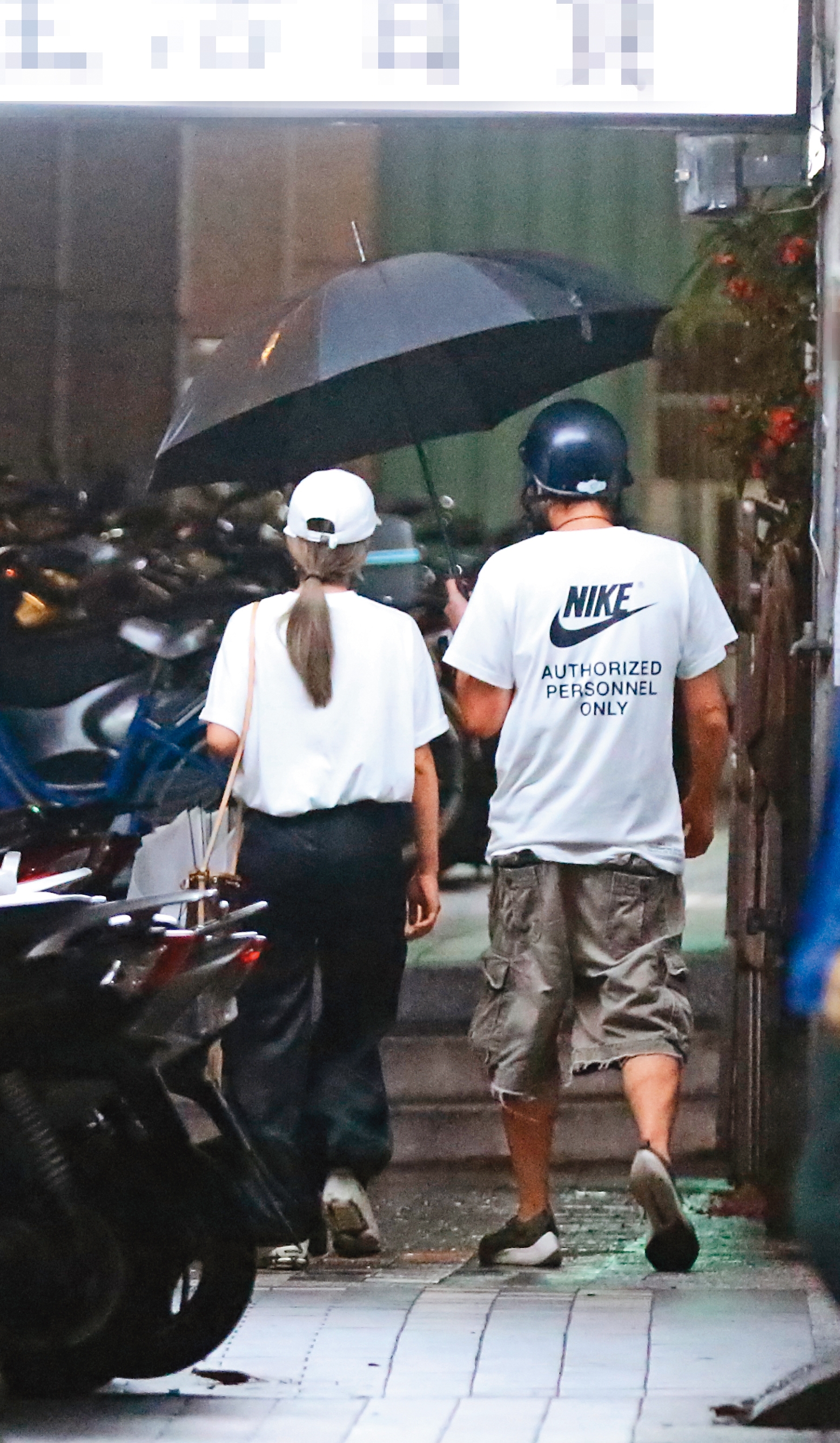 6/12 02：18 藍正龍一度紳士地幫忙撐傘，因為下雨之故，兩人的距離拉得比較近。