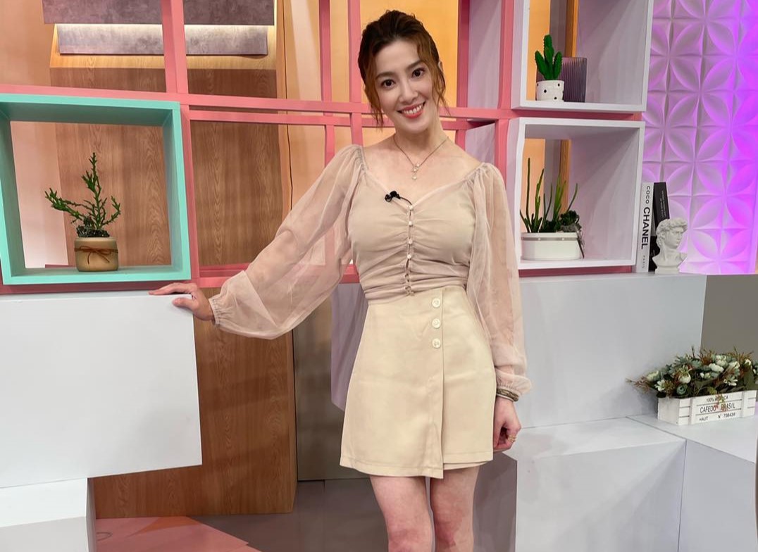 許藍方因涉足他人婚姻遭提告求償300萬元，她自爆戶頭剩7,000多元，引發網友熱議。（翻攝自許藍方臉書）