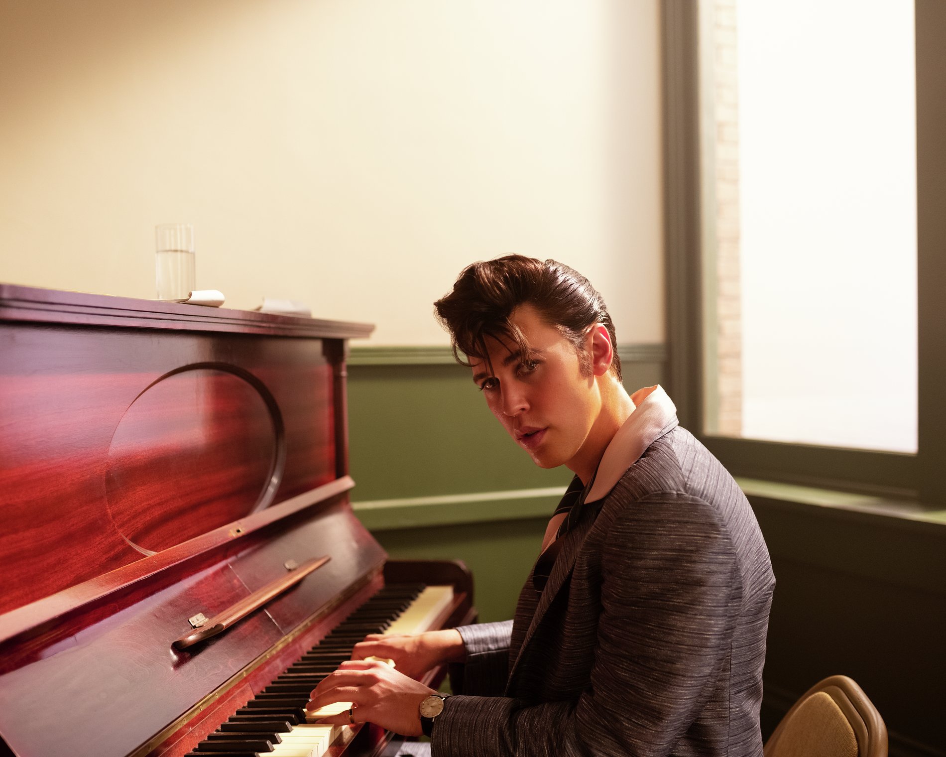 奧斯汀巴特勒在《貓王艾維斯》演繹傳奇巨星的一生，從年輕一路演到年老。（華納兄弟提供）