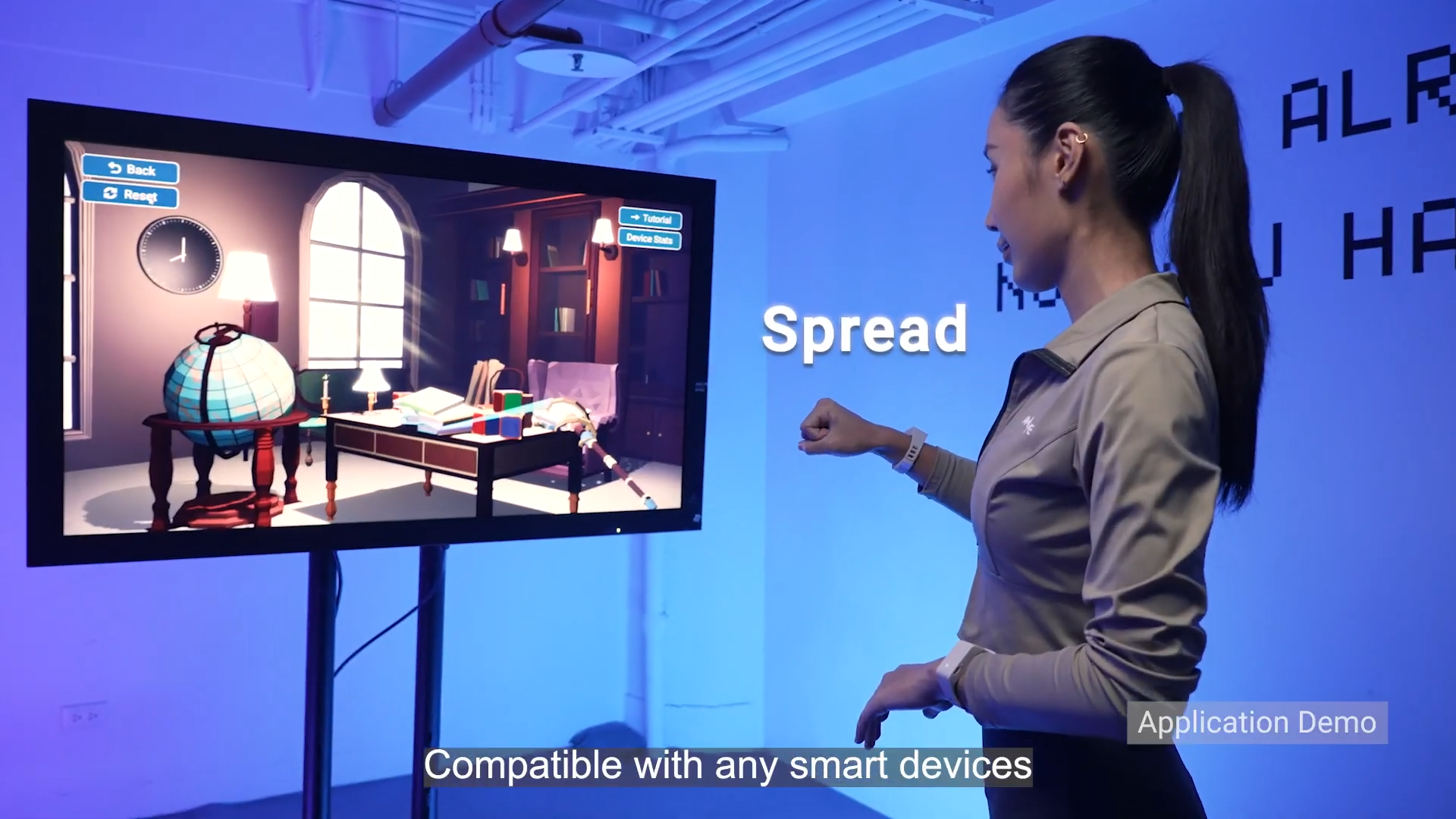 酷手科技是手勢辨識的開發者，戴上酷手的智慧手環，只要一個握拳再放開，螢幕中畫面就像是被施魔法一般散落一地。（酷手科技提供）