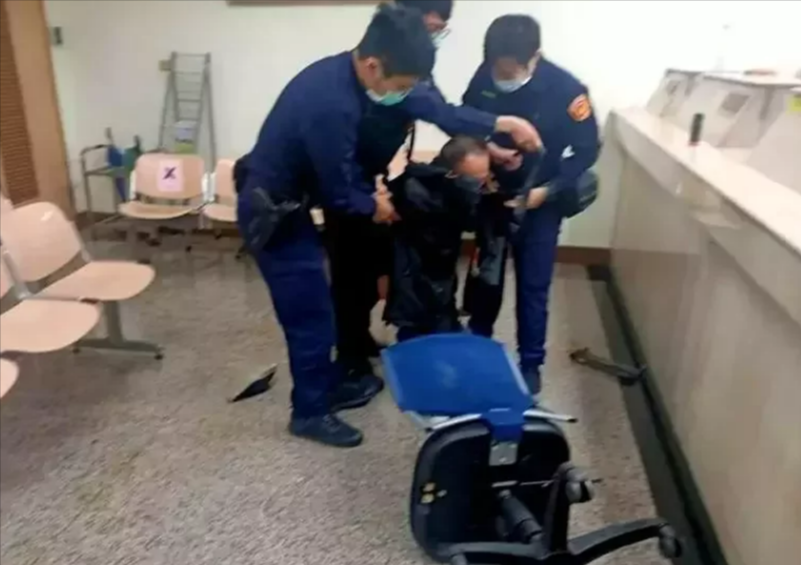 高雄一名男子今年2月開保時捷跑車，持槍搶劫高雄市某銀行。（翻攝畫面）