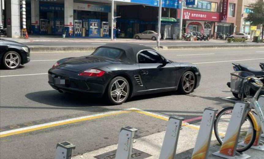 高雄一名男子今年2月開保時捷跑車，持槍搶劫高雄市某銀行。（翻攝畫面）