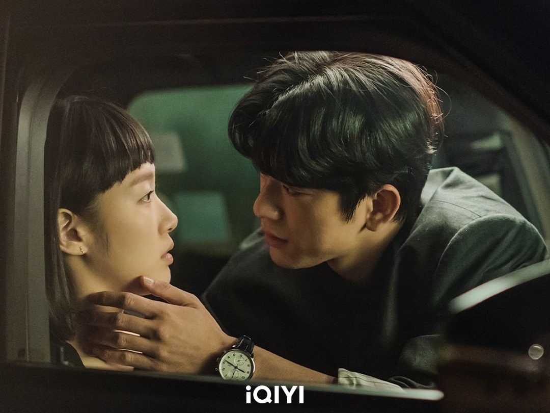 金高銀與朴珍榮在車上熱吻兩分鐘，不但「舌頭細胞」打得火熱，觀眾也看得手腳蜷曲。（愛奇藝國際站提供）