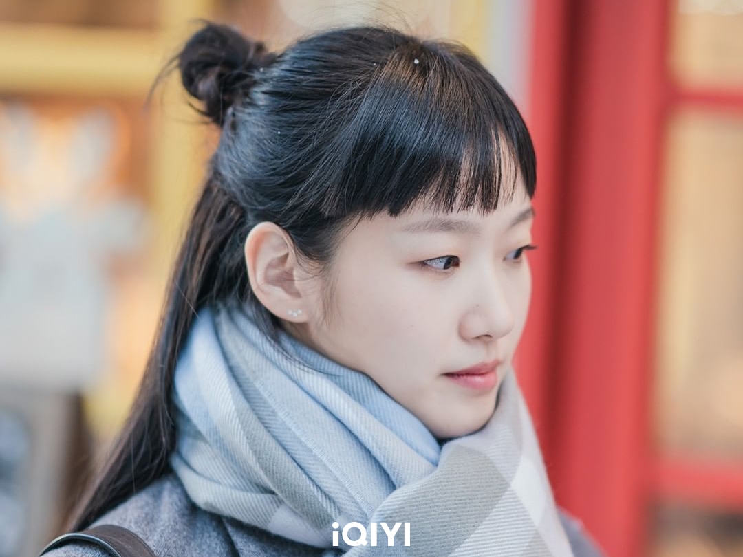 因為朴珍榮稱讚留長髮好看，金高銀火速將短髮留長，倍有女人味。（愛奇藝國際站提供）
