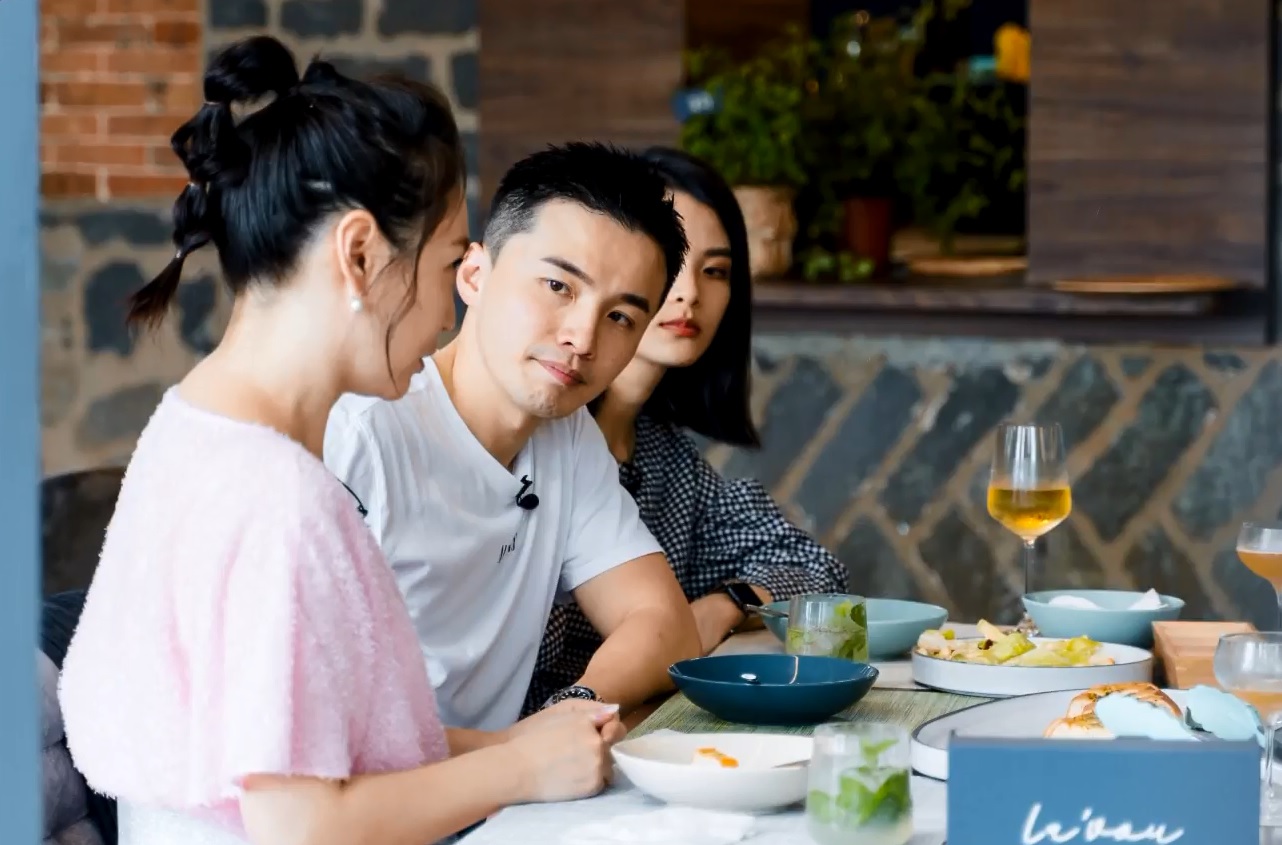 阿緯到「老屋」用餐傳授經營之道。（TVBS提供）