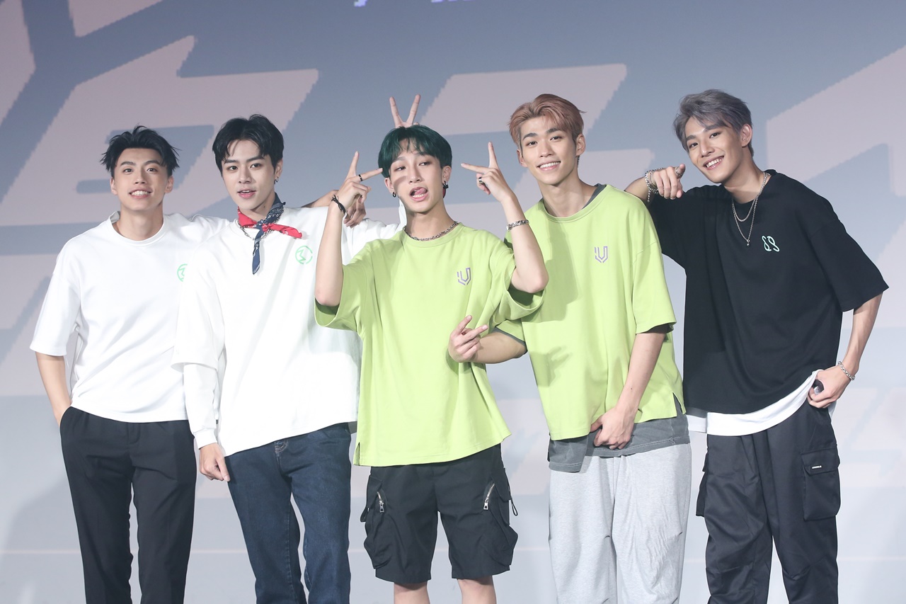 人氣成員林煥鈞、黃文廷、林佳辰、小孩、蔡承佑中午代表接受訪問。