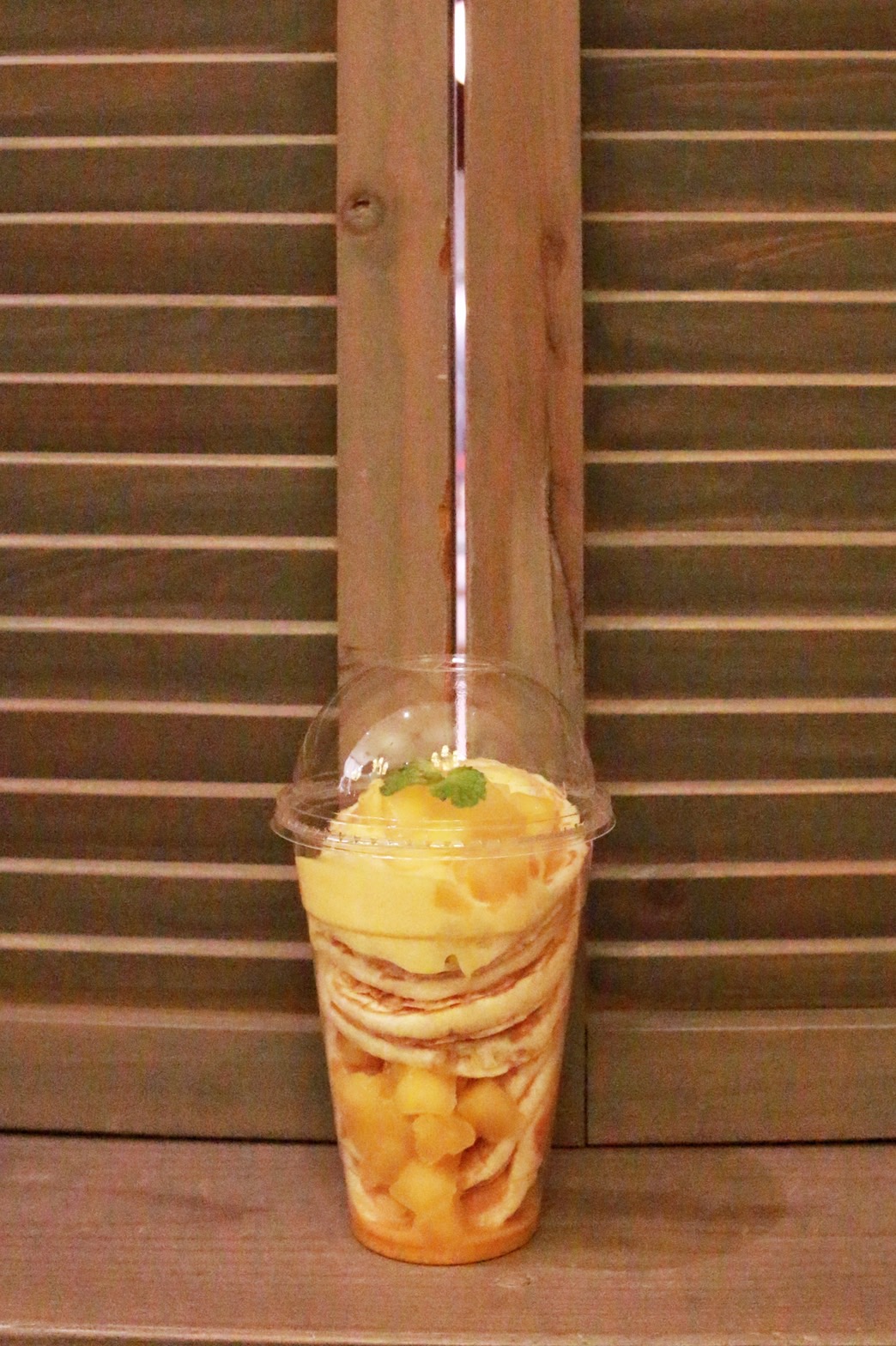 「鬆餅杯杯」也囊括了季節限定款的「芒果優格」。（120元／份）