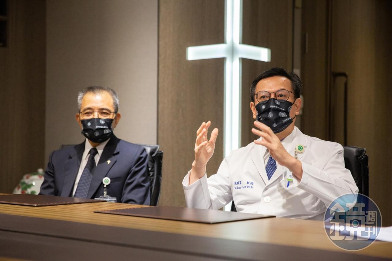 彰化基督教醫院院長陳穆寬(右、白衣者)、彰基董事長吳瑞鵬(左)日前接受本刊專訪,談論爭議事件始末。