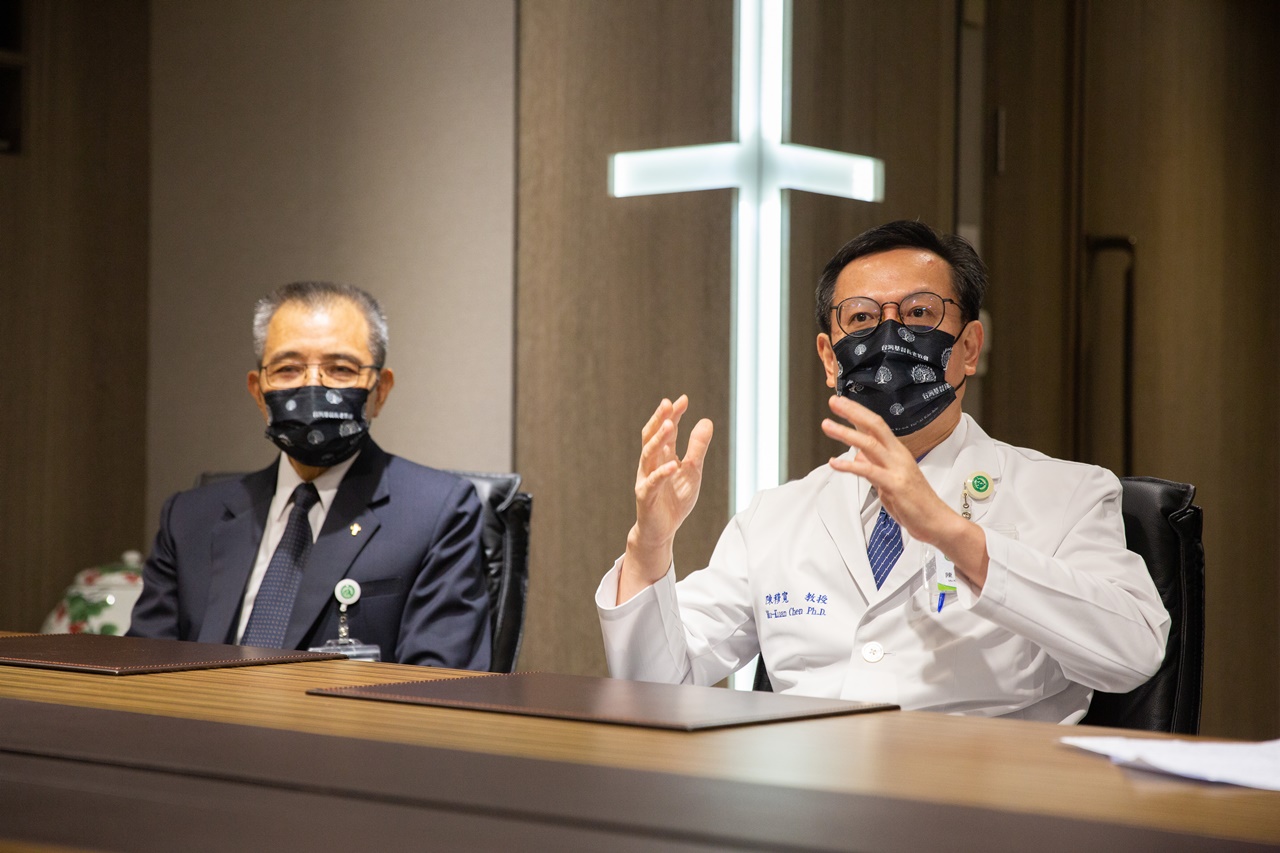 彰化基督教醫院院長陳穆寬（右、白衣者）、彰基董事長吳瑞鵬（左）日前接受本刊專訪，談論爭議事件始末。