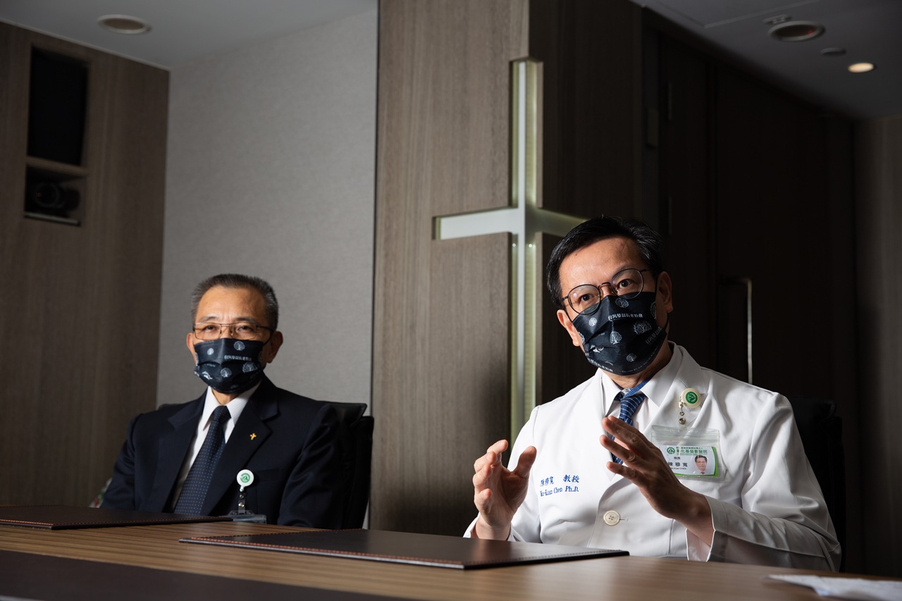 彰化基督教醫院院長陳穆寬（右、白衣者）談起性騷擾始末，直斥根本無稽之談。