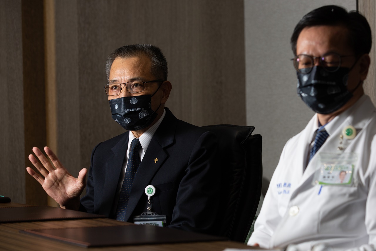 彰基董事長吳瑞鵬（左、舉手者）認為流言來自醫院終止西進政策，擋人財路。