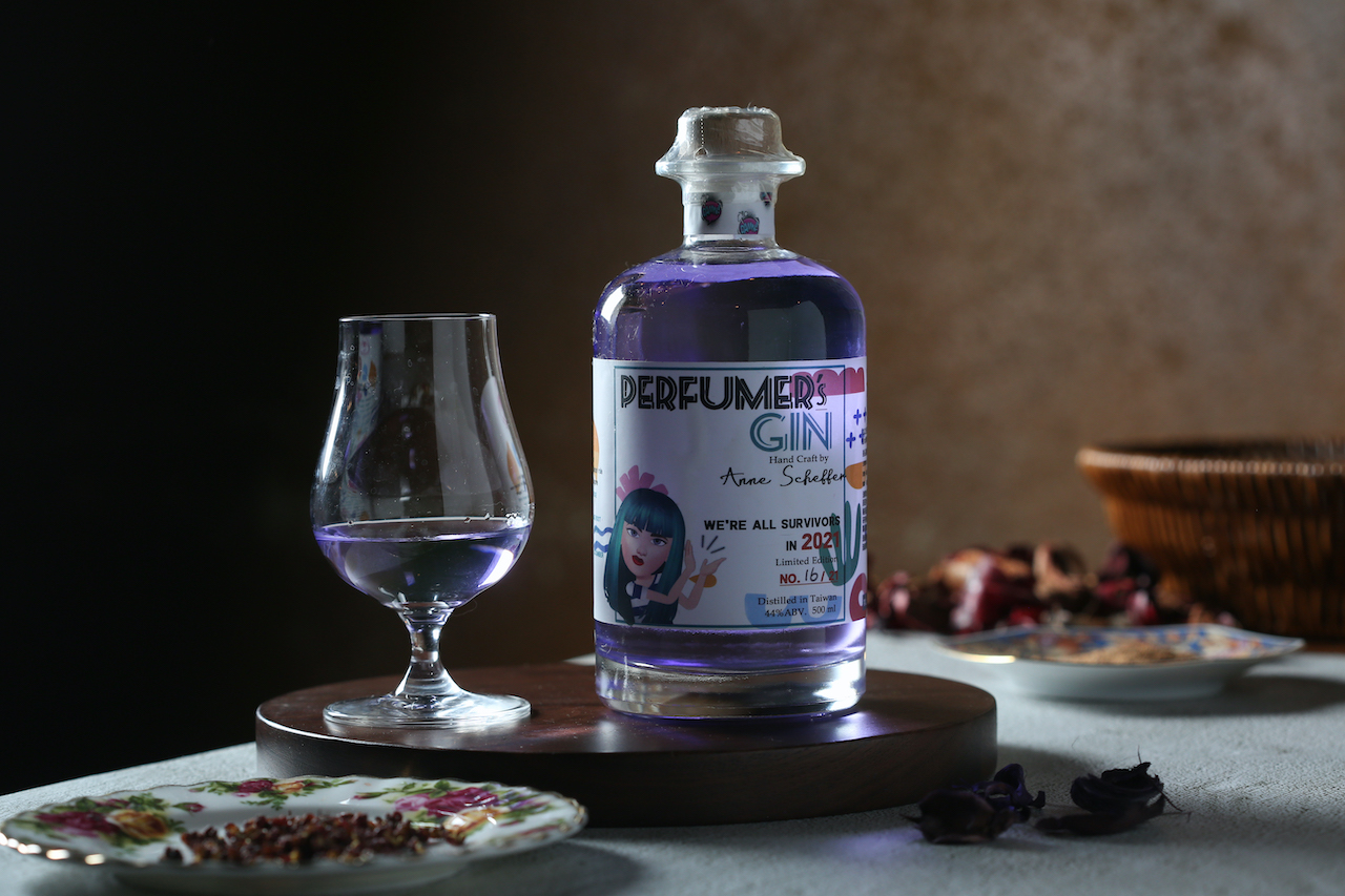 酒體絲滑的「Perfumer’s Gin 2021」，在馥郁的紅色系花香中跳出鮮明的花椒芳香，帶有神祕東方氣息。（2,100元／瓶）