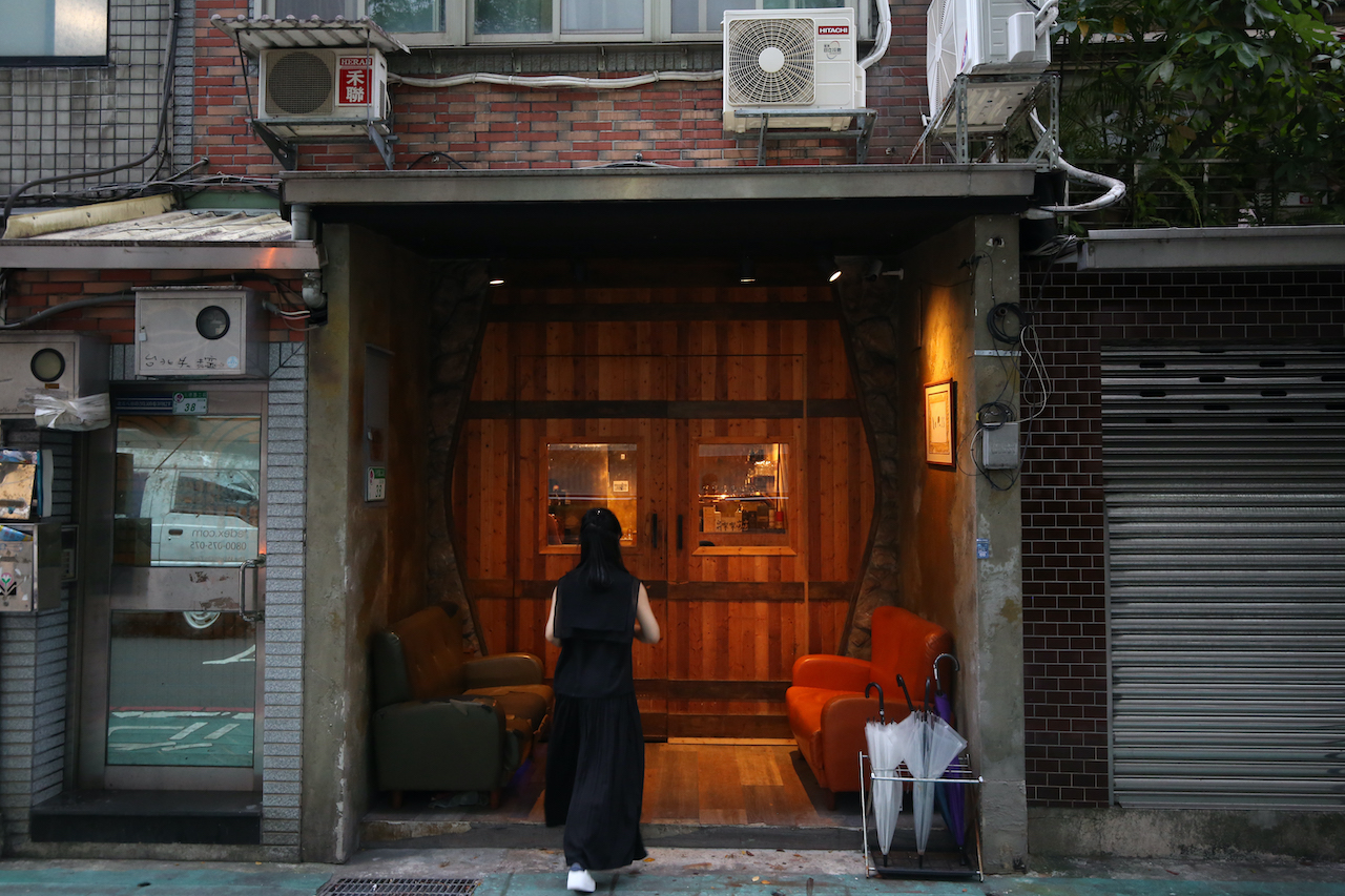木門裡的「LE PUSS」，是預約制的歐式料理餐廳，有固定的粉絲力挺。