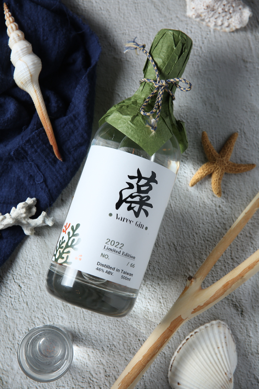 「香水師藻琴酒」帶有雨後山林間的潮濕氣息，清爽微鹹。（限量款，1,688元／瓶）