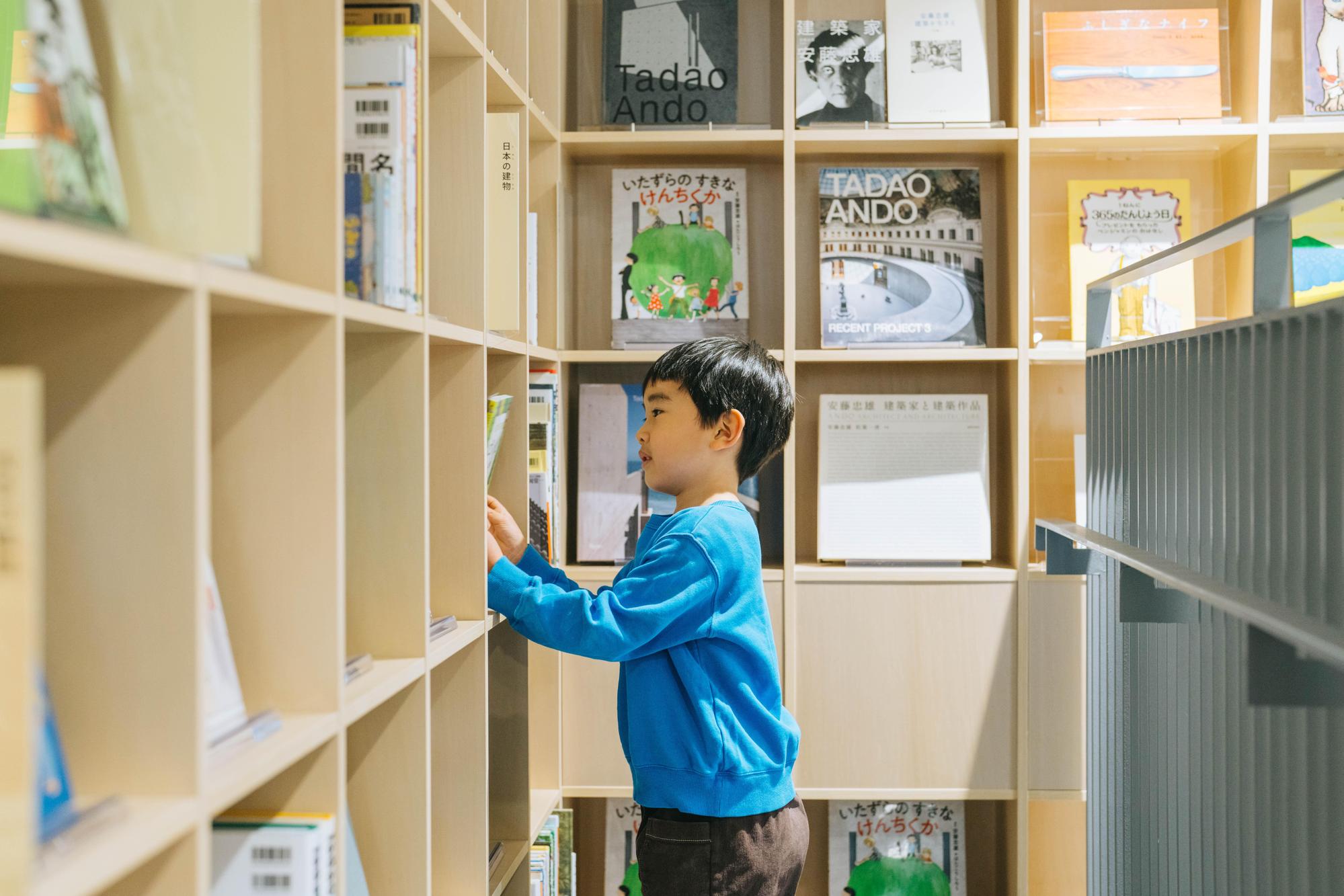 2萬5千冊館藏裡還有阪神大地震相關書籍,願孩子不忘從災害中復興的城市記憶。